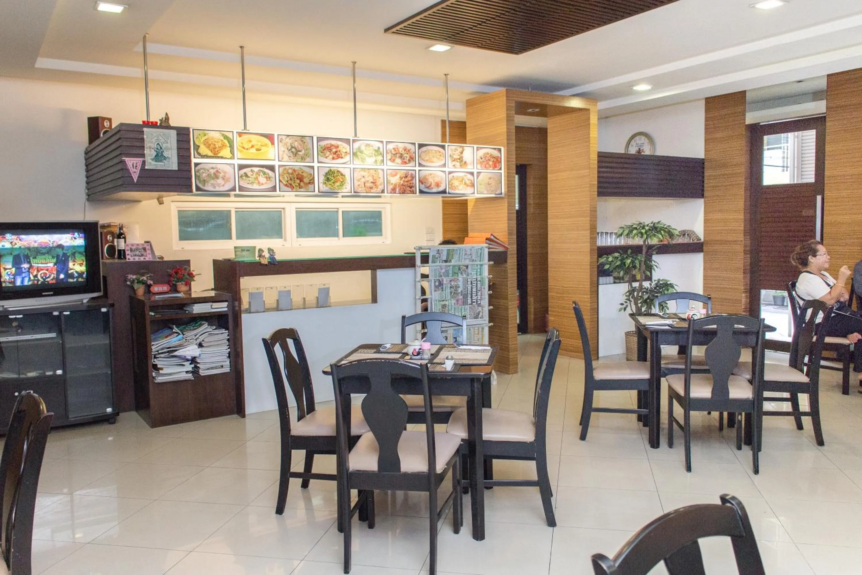 Restaurant/places to eat in K.V.Mansion