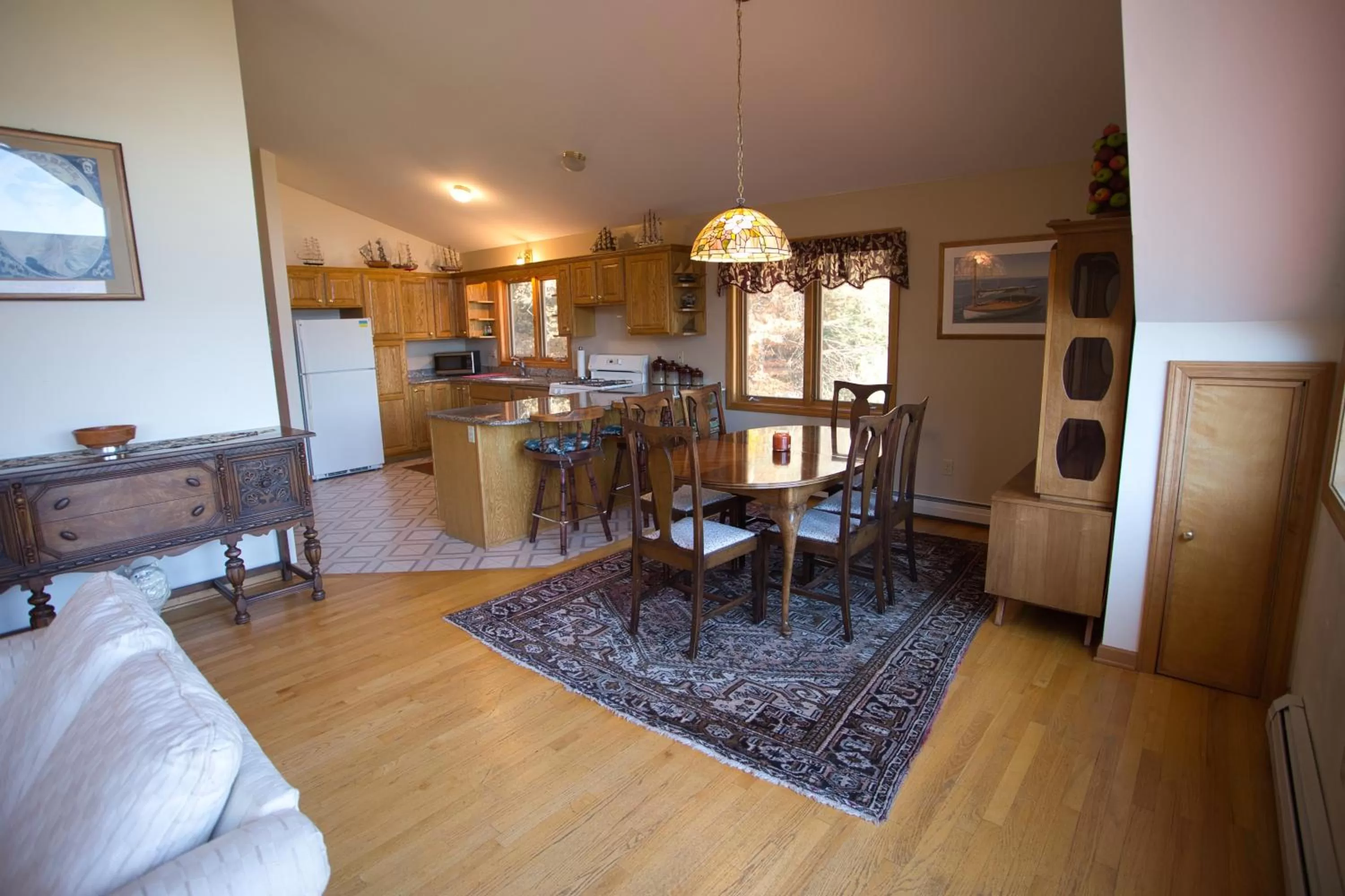Dining area in Hill View Motel and Cottages