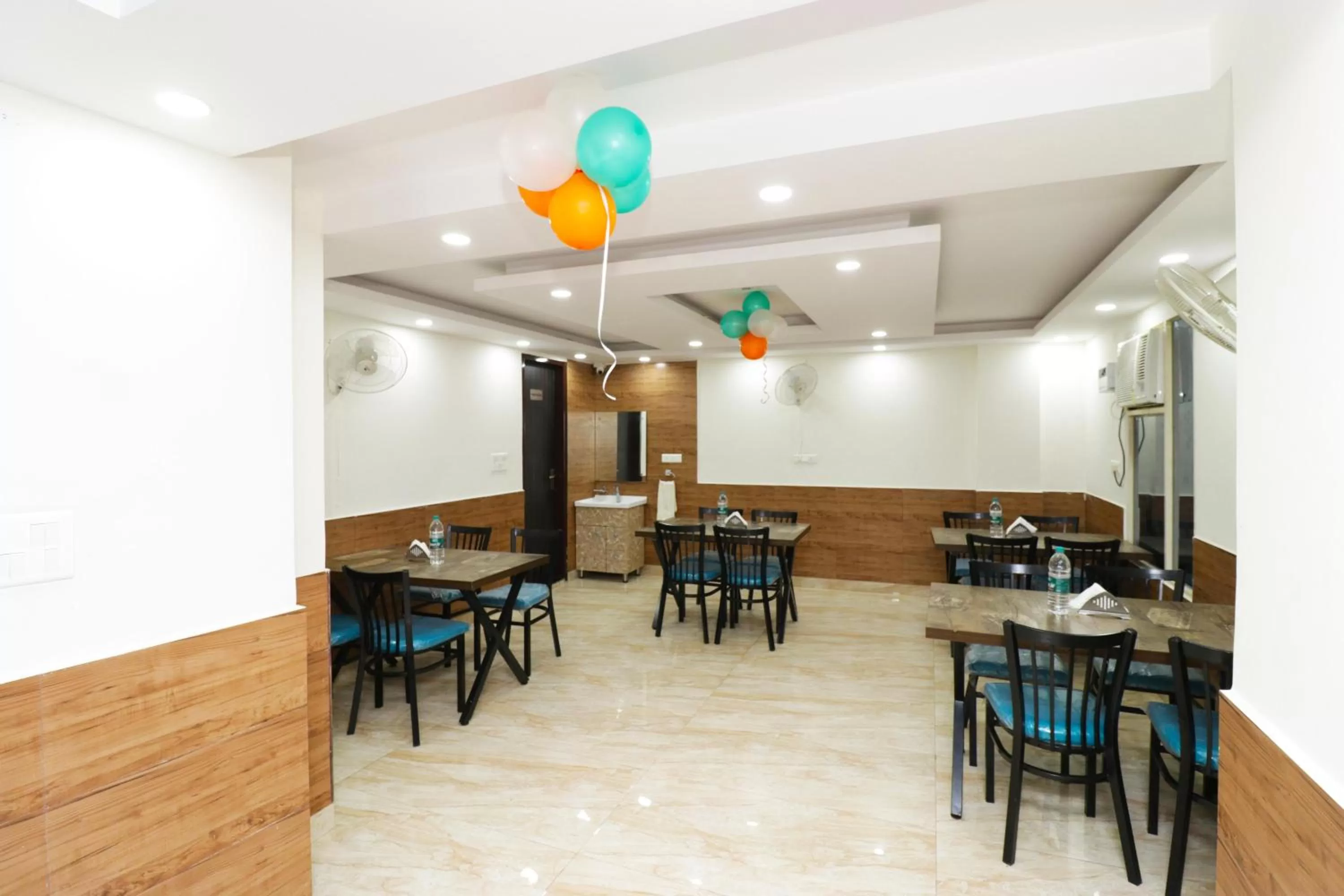 Restaurant/places to eat in Airport Hotel Shivaka Inn