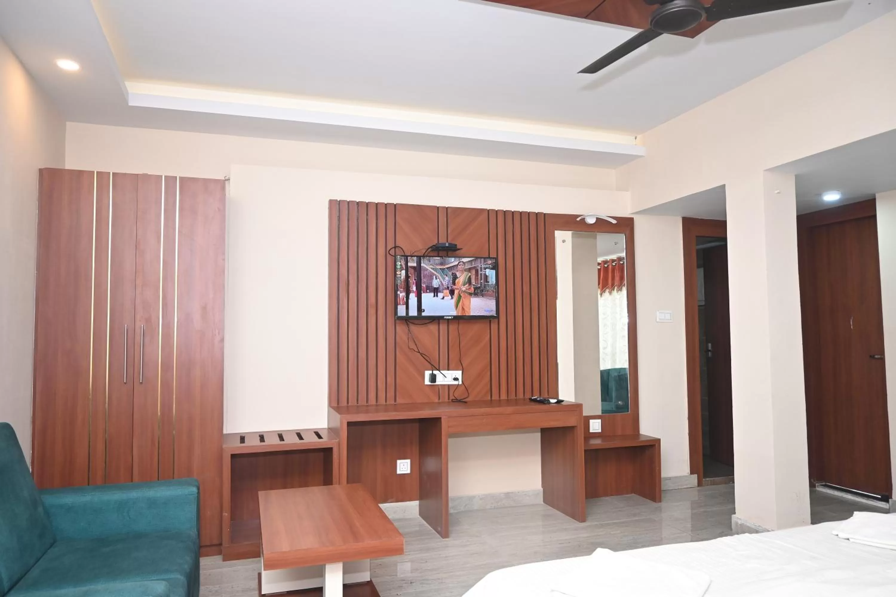 wardrobe, TV/Entertainment Center in Royal Sea View