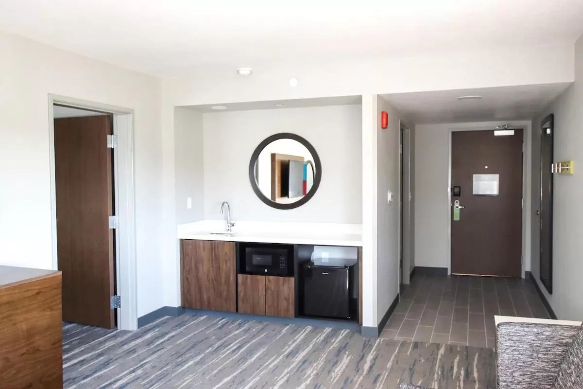 King Suite with City View - Non-Smoking in Hampton Inn Lead