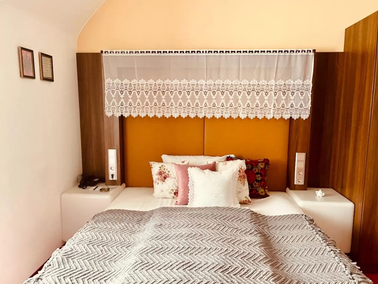 Bed in Tante ALMA's Mannheimer Hotel