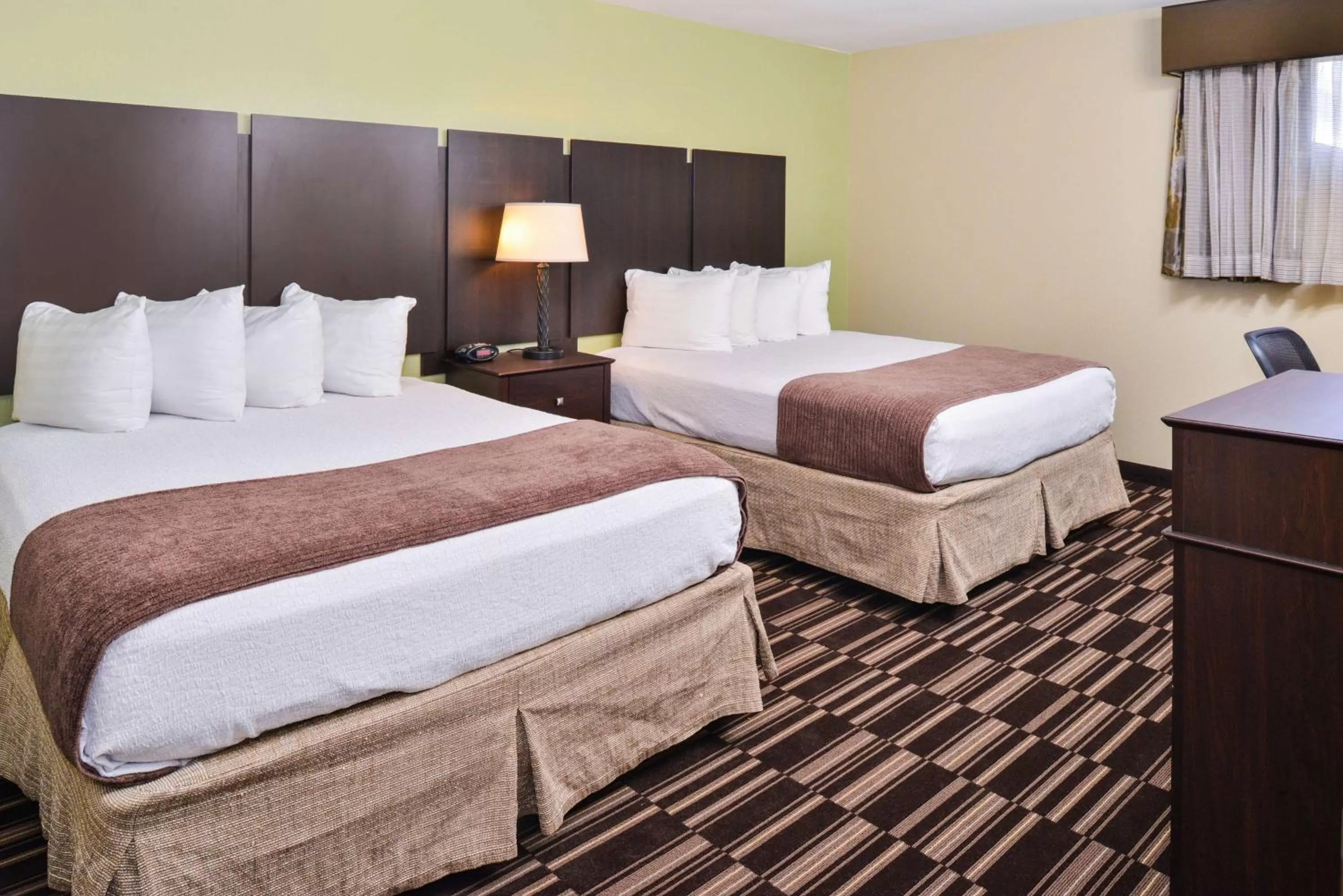 Photo of the whole room, Bed in Best Western Sundowner