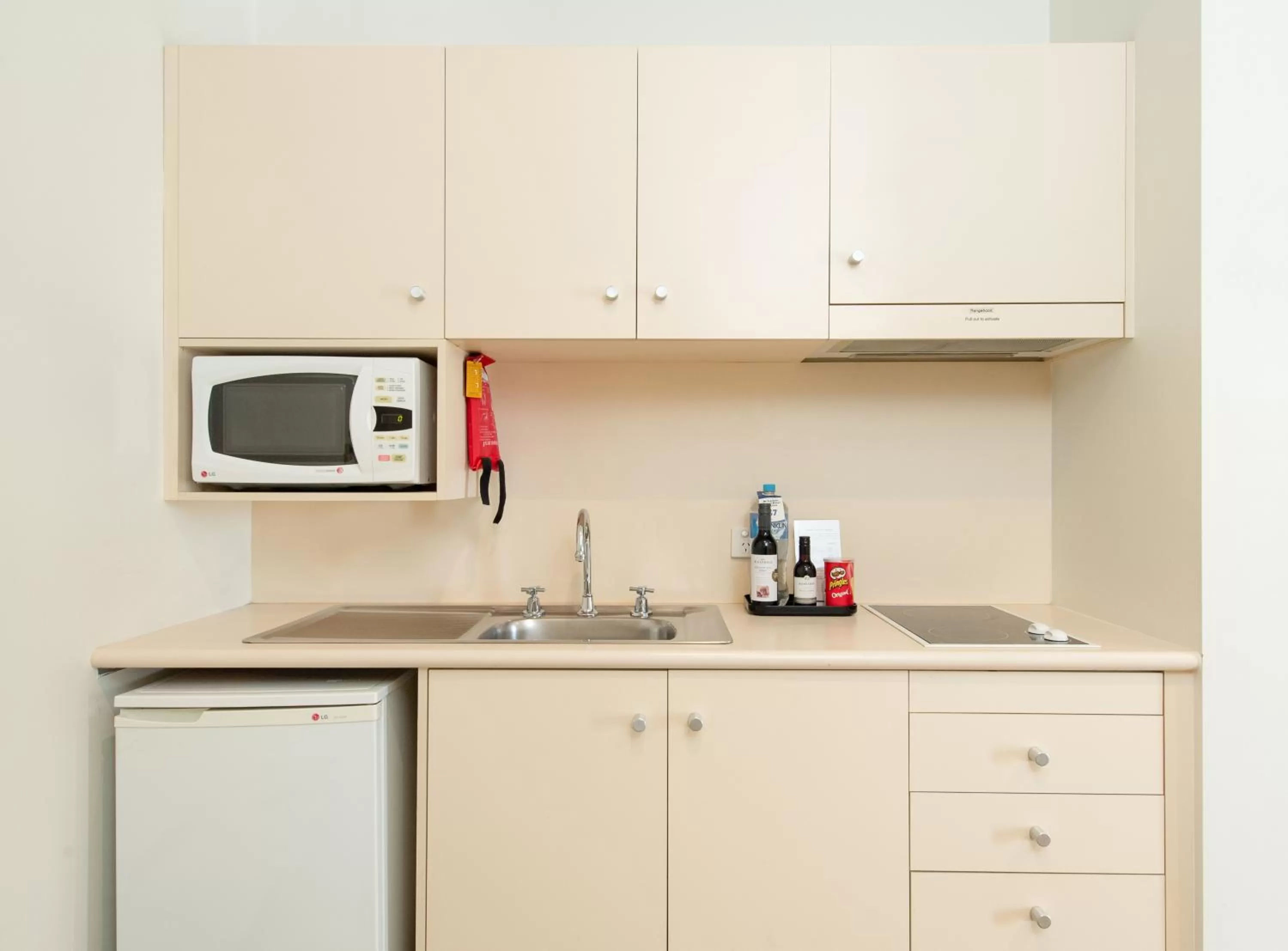 Kitchen or kitchenette in Mawson Lakes Hotel