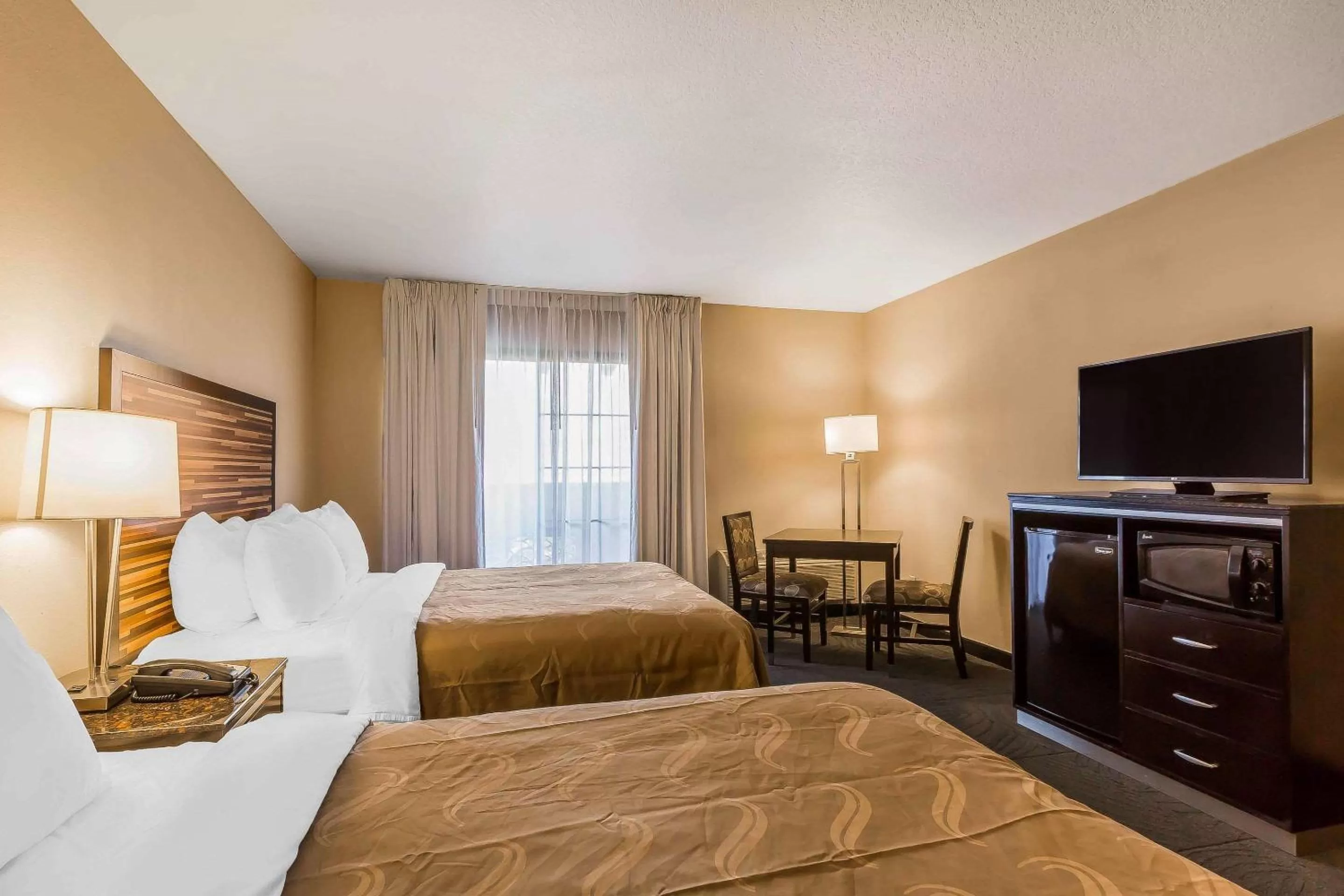 Photo of the whole room, Bed in Quality Inn Fallbrook I-15