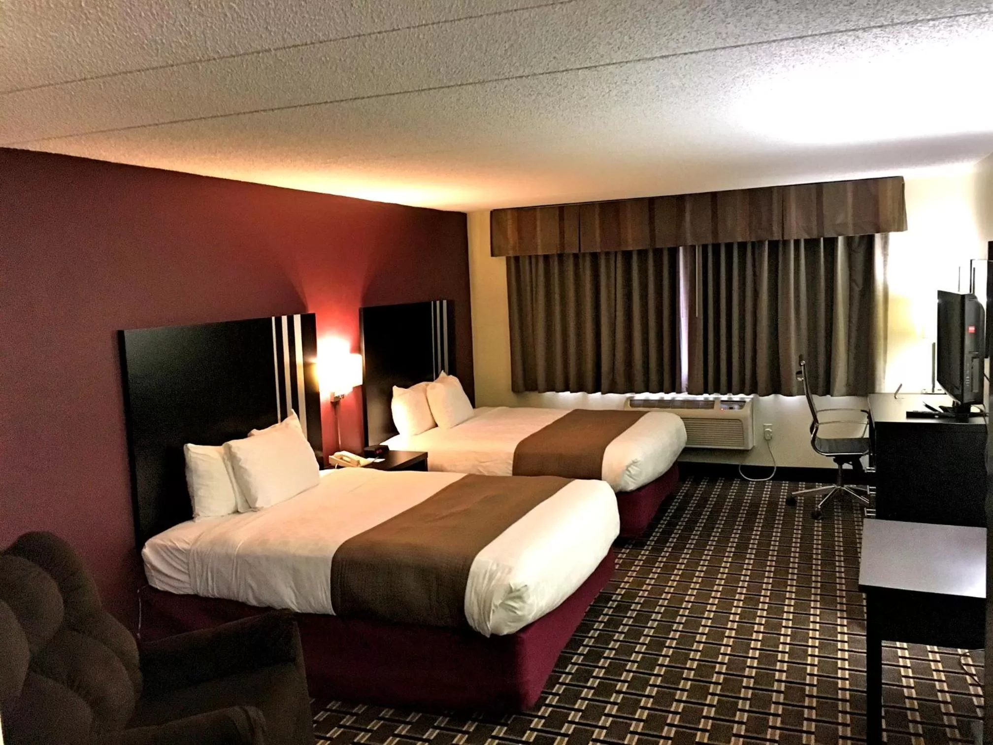 Seating area, Bed in AmericInn by Wyndham Inver Grove Heights Minneapolis