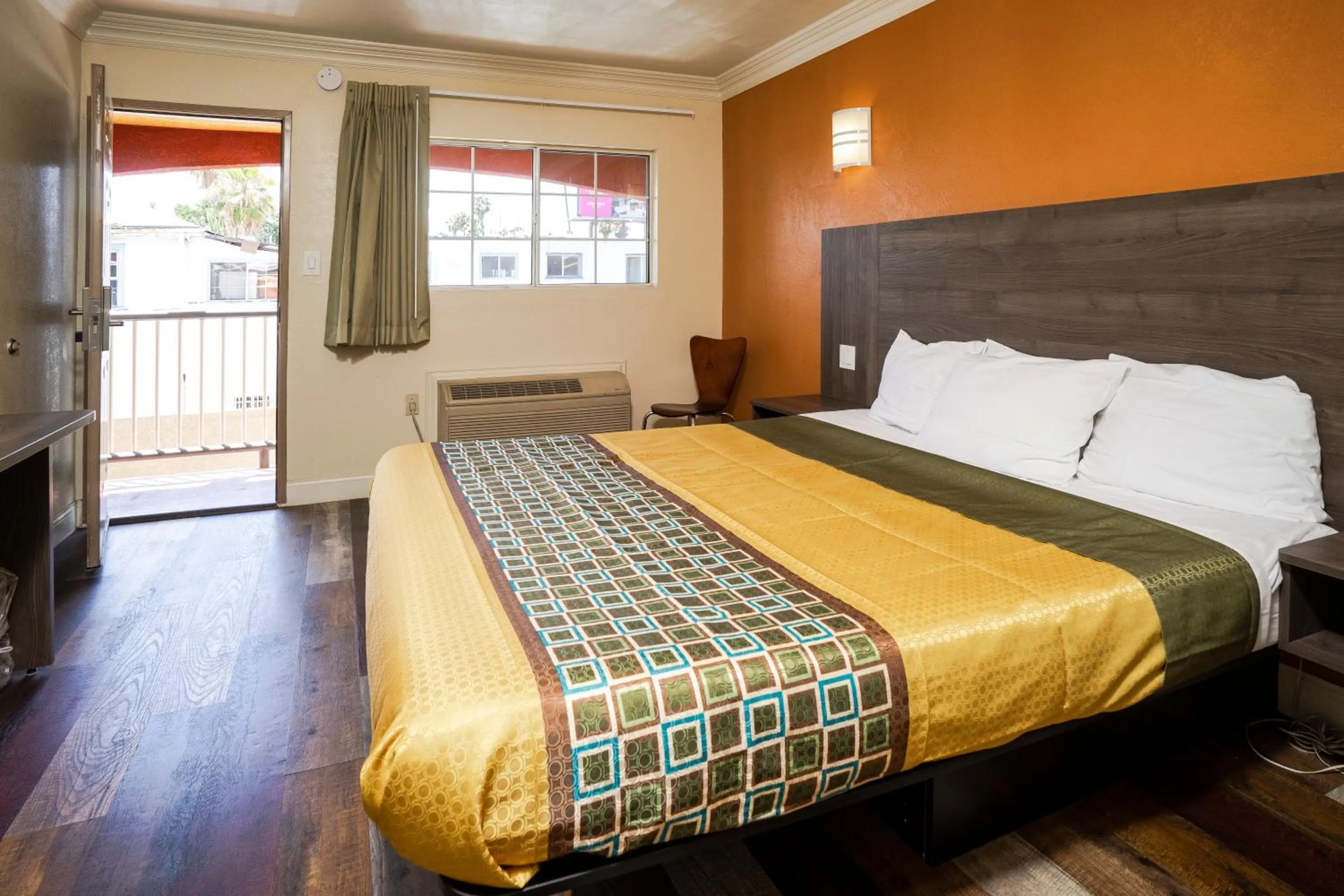 Bed in Economy Inn Hollywood