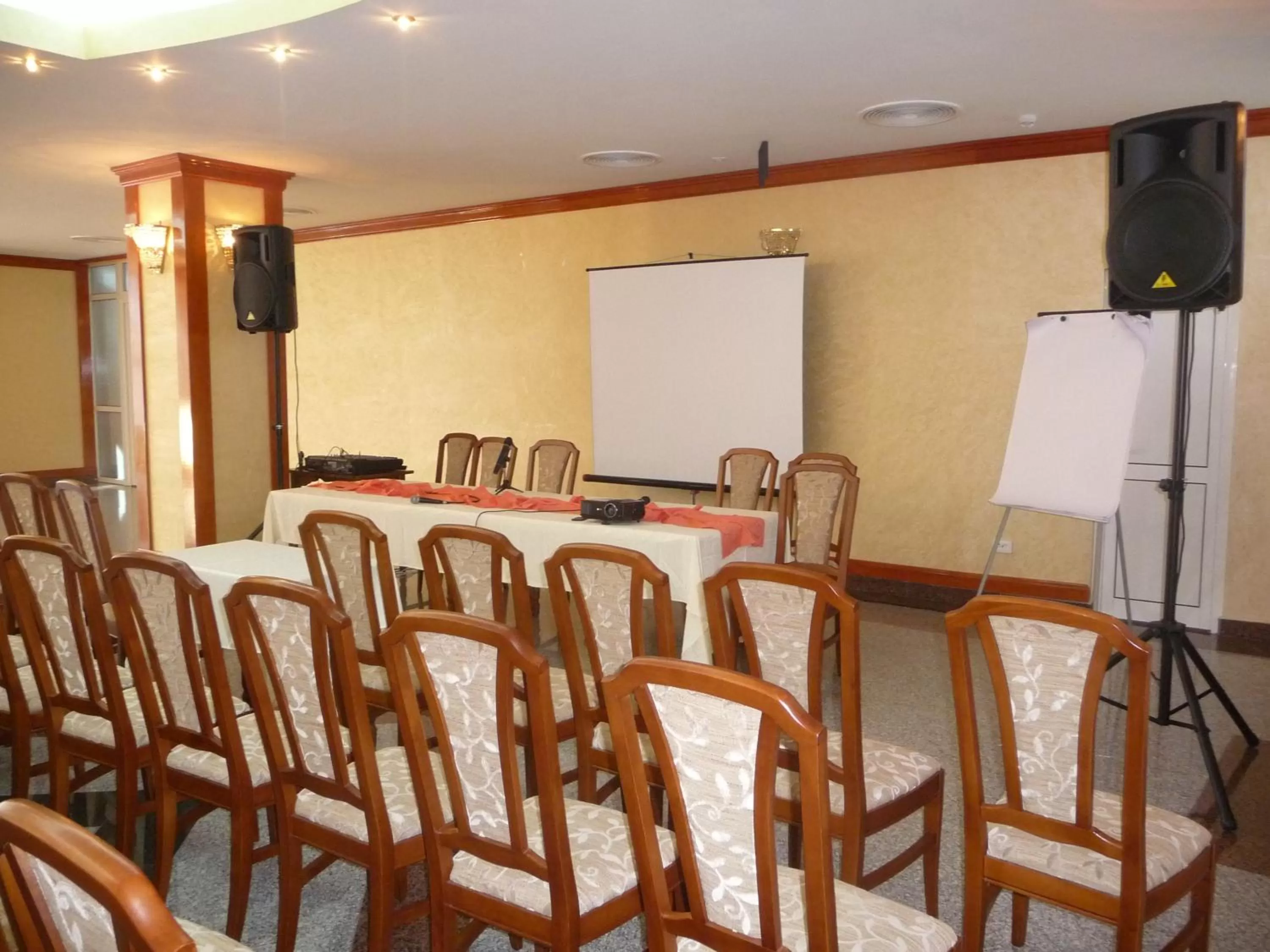 Business facilities in Hotel Emma West