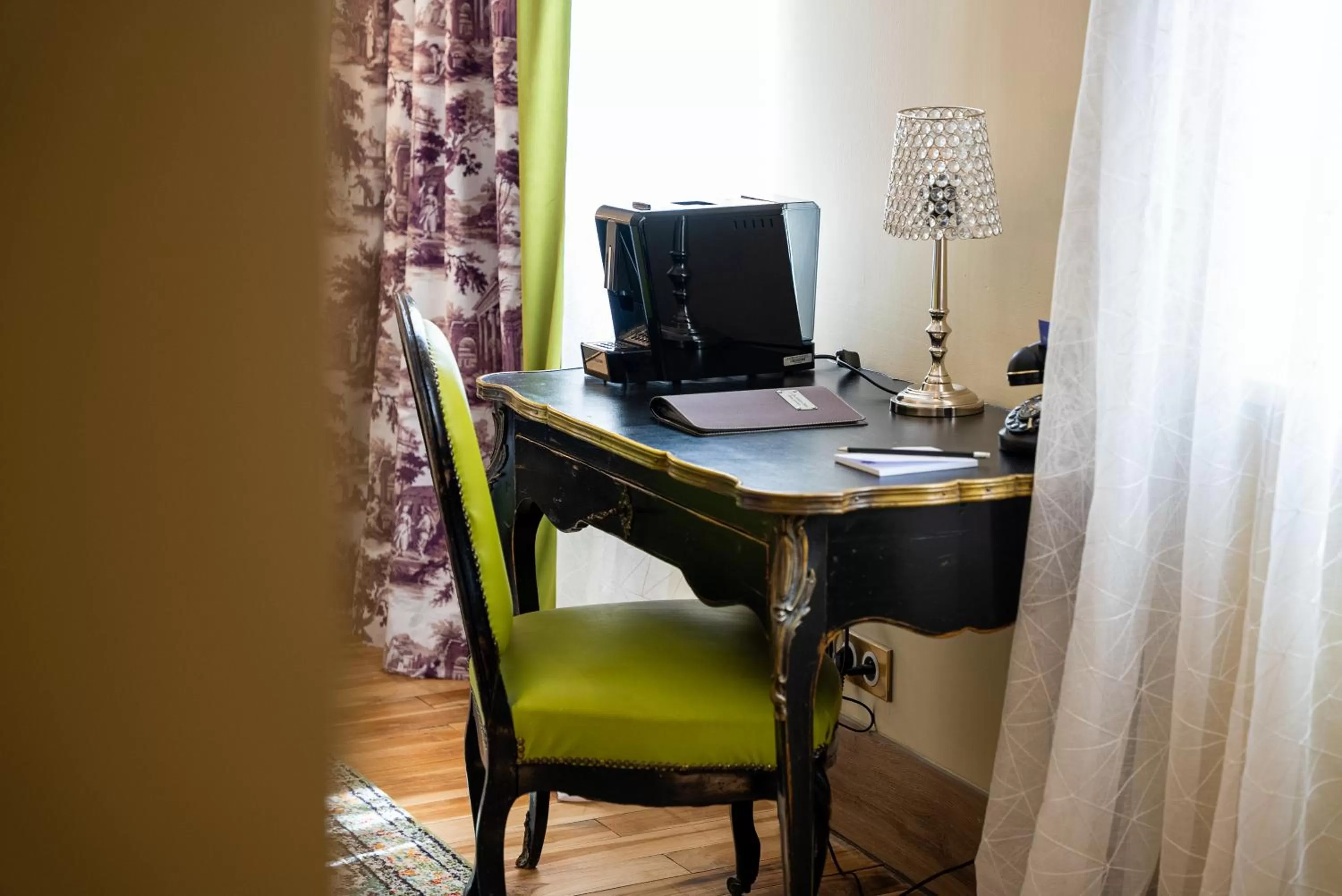 TV and multimedia in Le Clos Violette et Le 11 D'Aglaé - Hôtel de Charme Design de Luxe