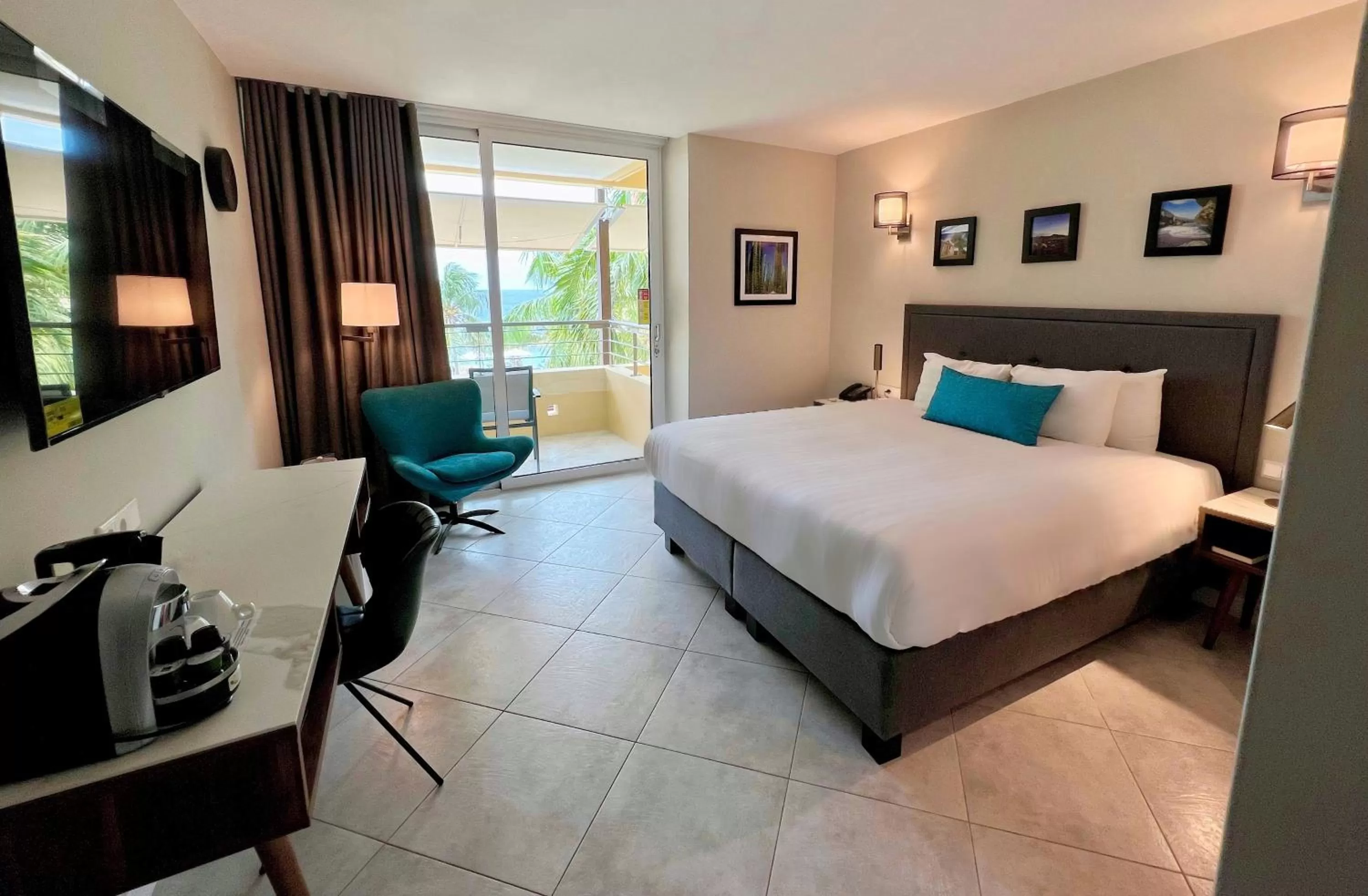 Photo of the whole room, Bed in Curacao Avila Beach Hotel