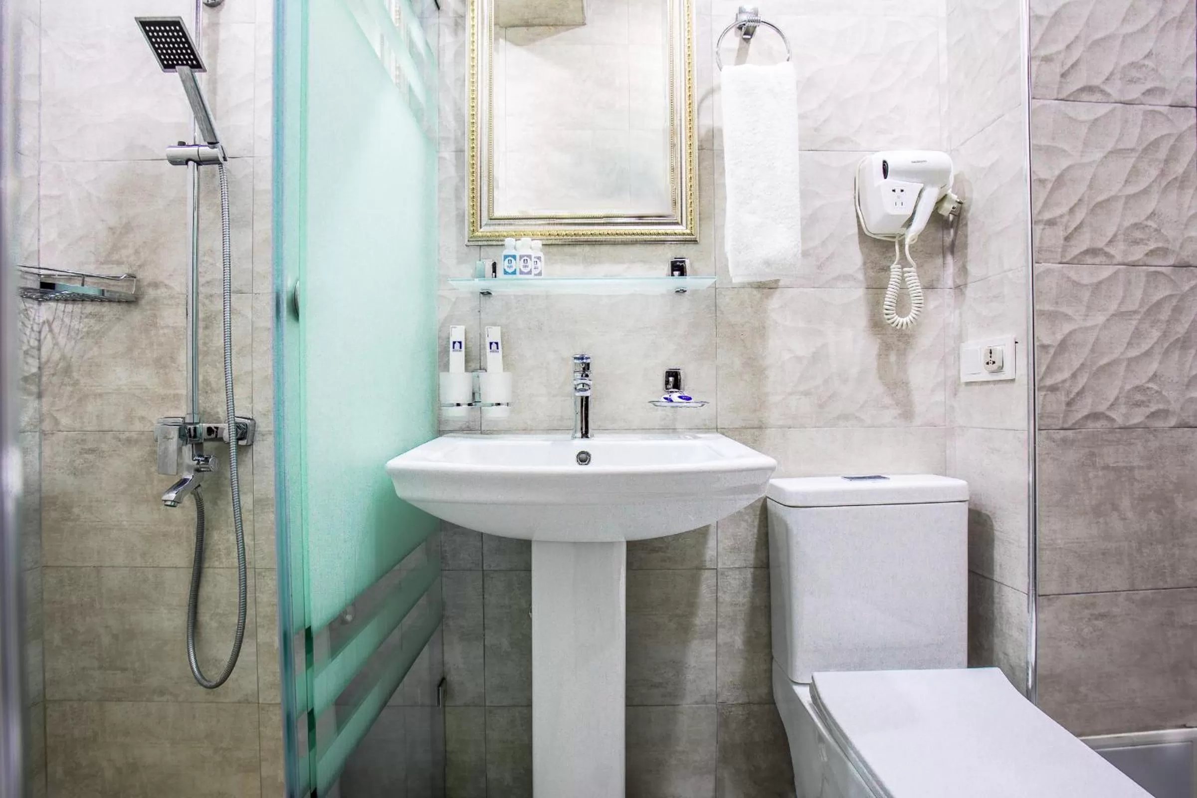 Shower in Manifa Hotel