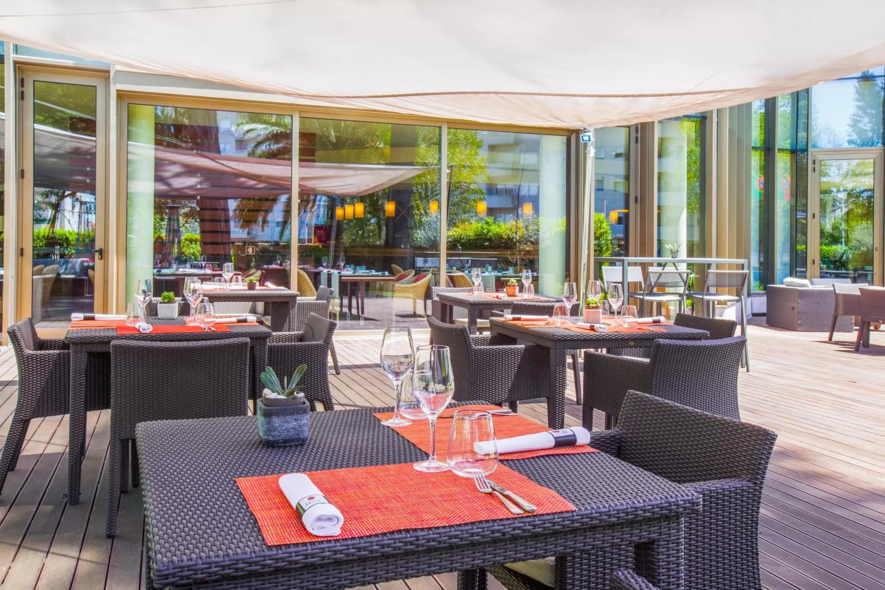 Lounge or bar in Crowne Plaza Porto by IHG