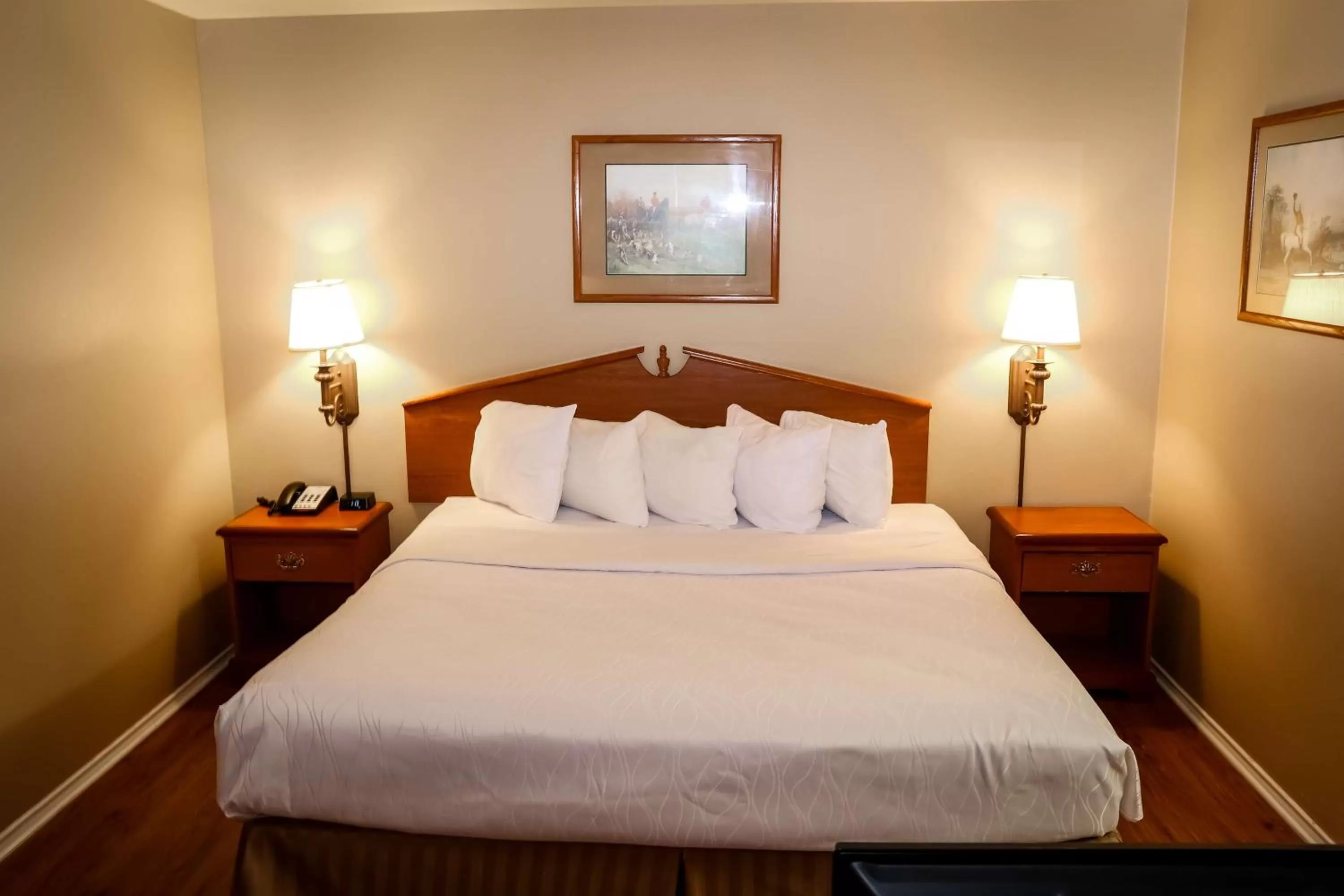 King Suite with One King Bed and Two Sofa Beds - Non-Smoking in Americas Best Value Inn & Suites Sonora