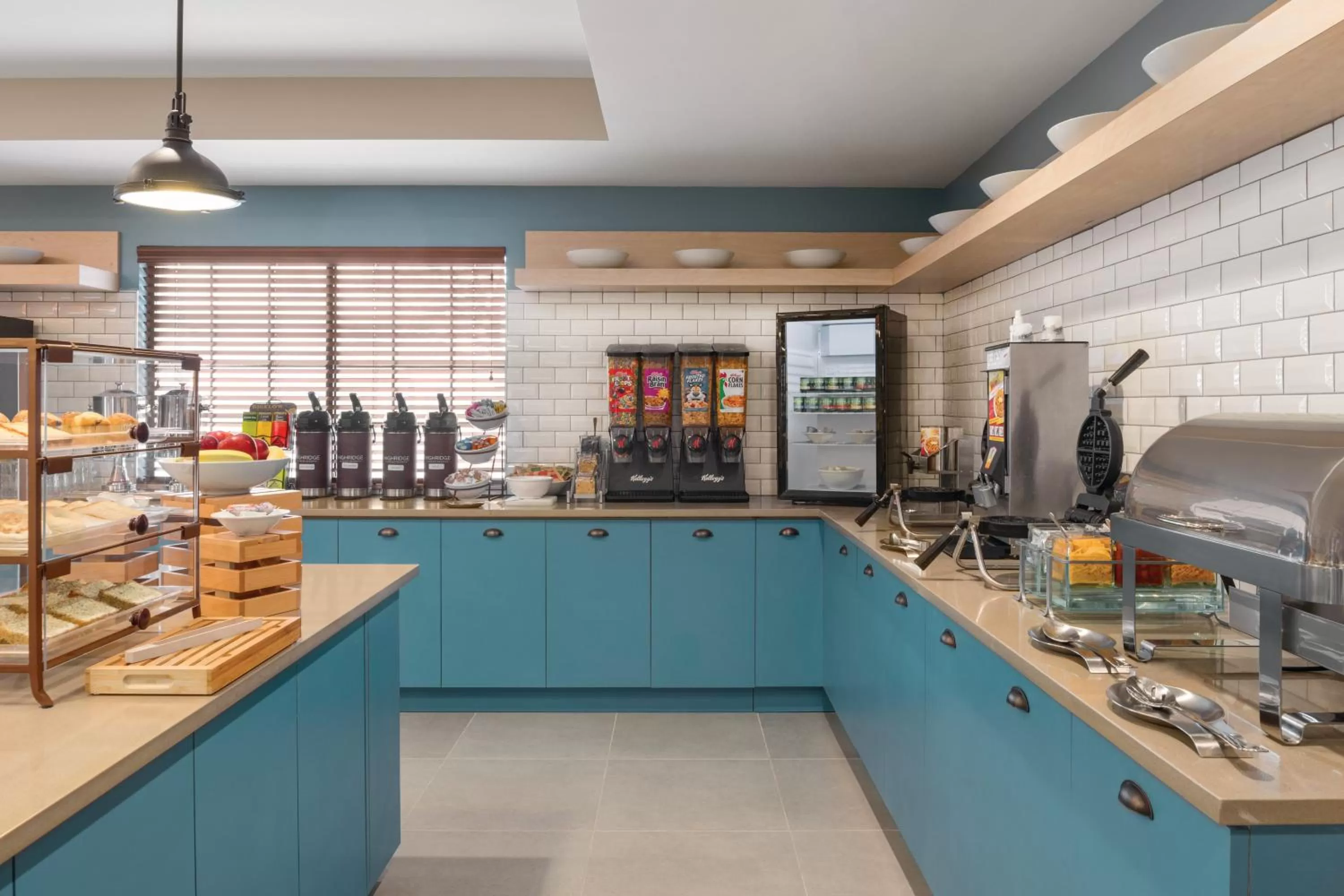 Buffet breakfast in Country Inn & Suites by Radisson, Chicago-Hoffman