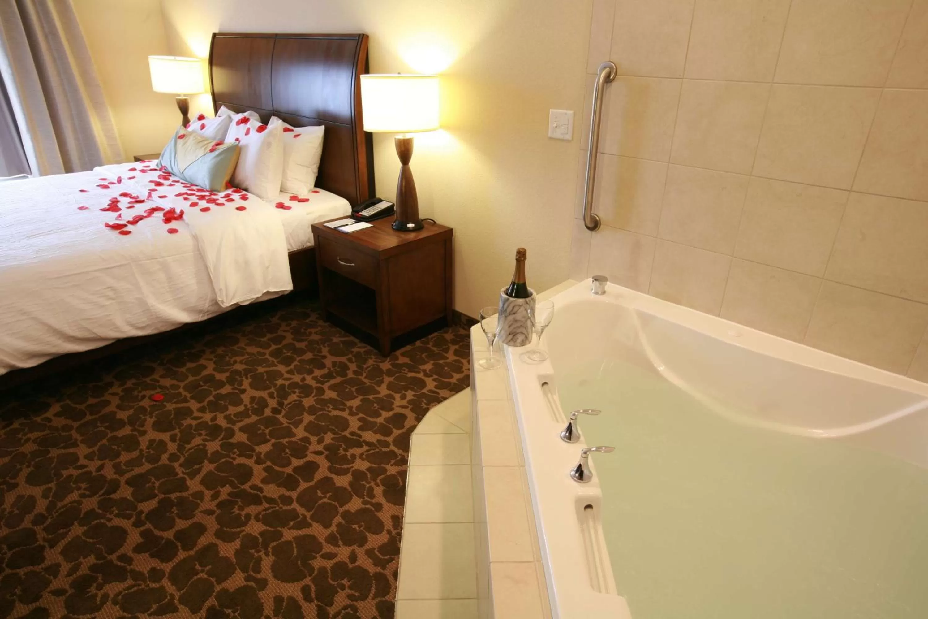 King Room with Whirlpool in Hilton Garden Inn Charlotte/Concord