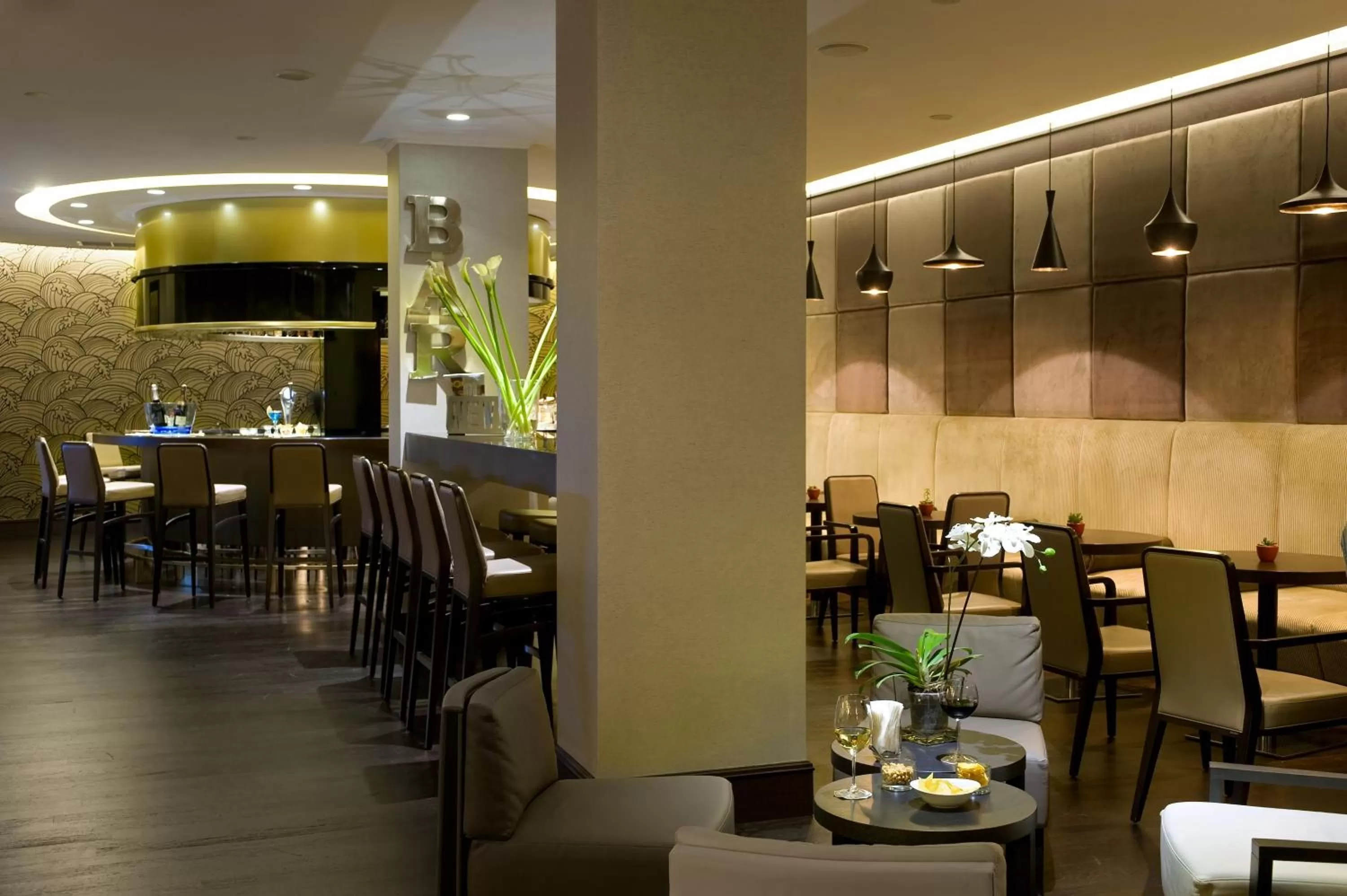 Lounge or bar in Crowne Plaza Rome St. Peter's by IHG
