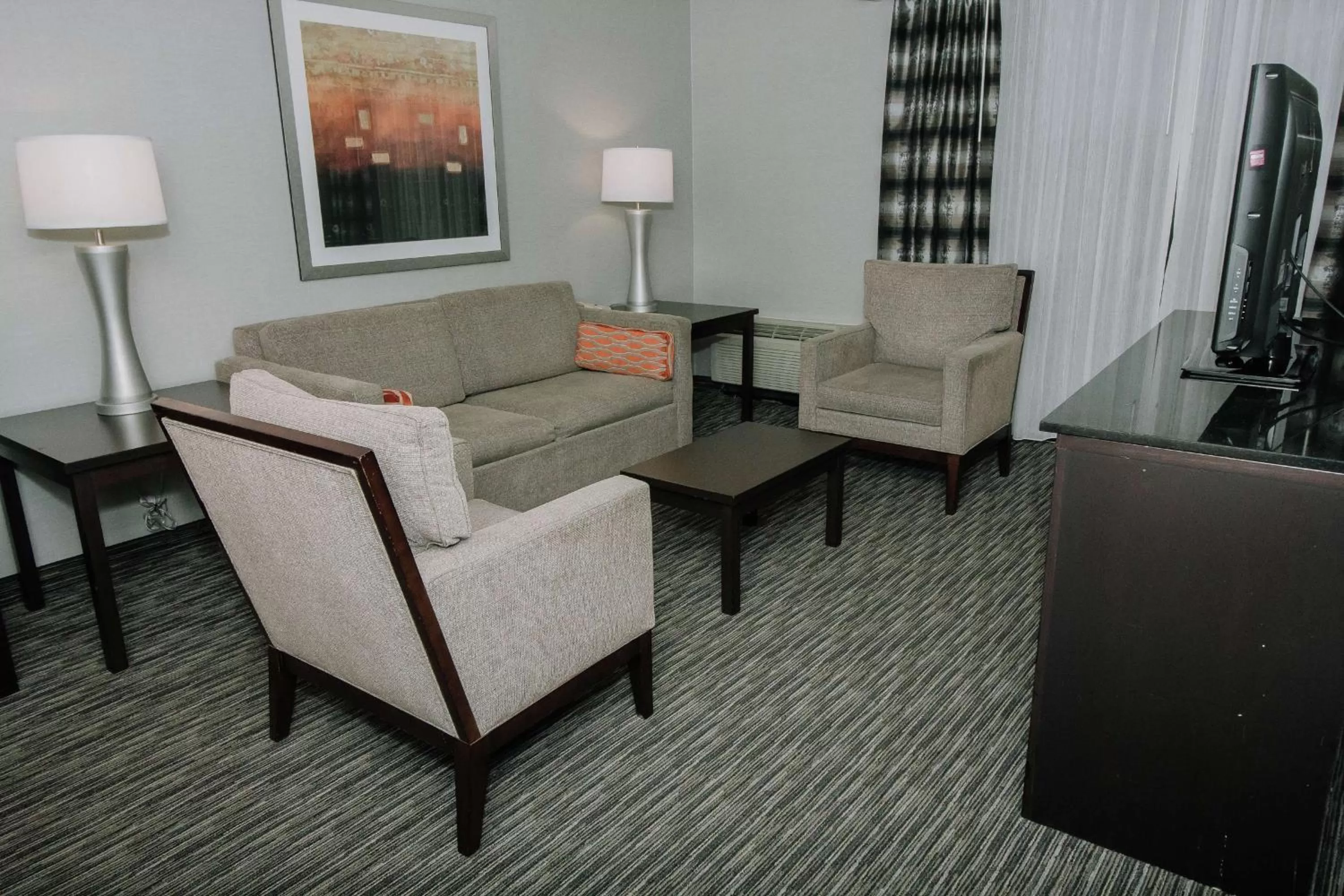 Bedroom in DoubleTree by Hilton Dearborn