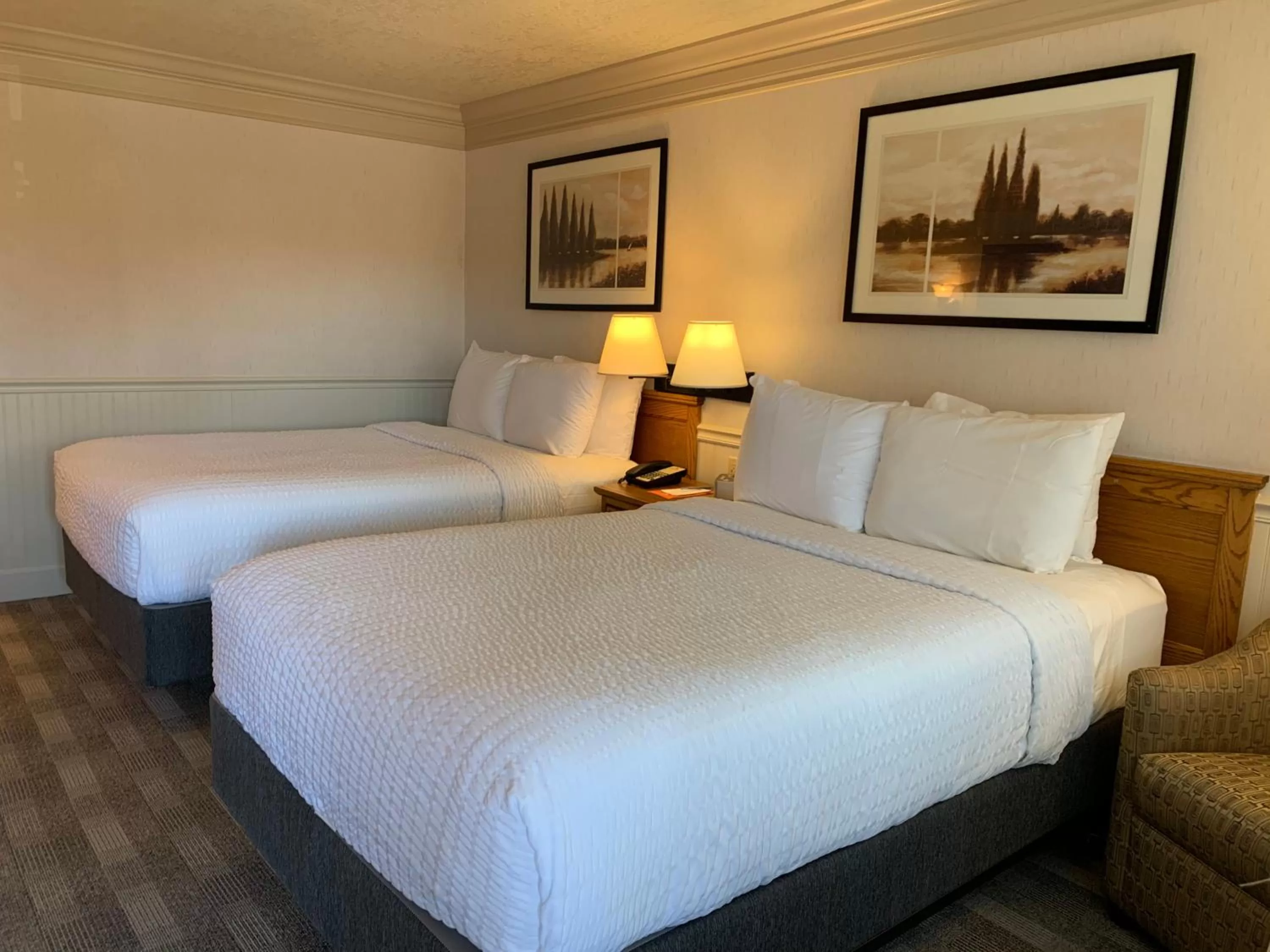 Bed in Coachman Inn Oak Harbor