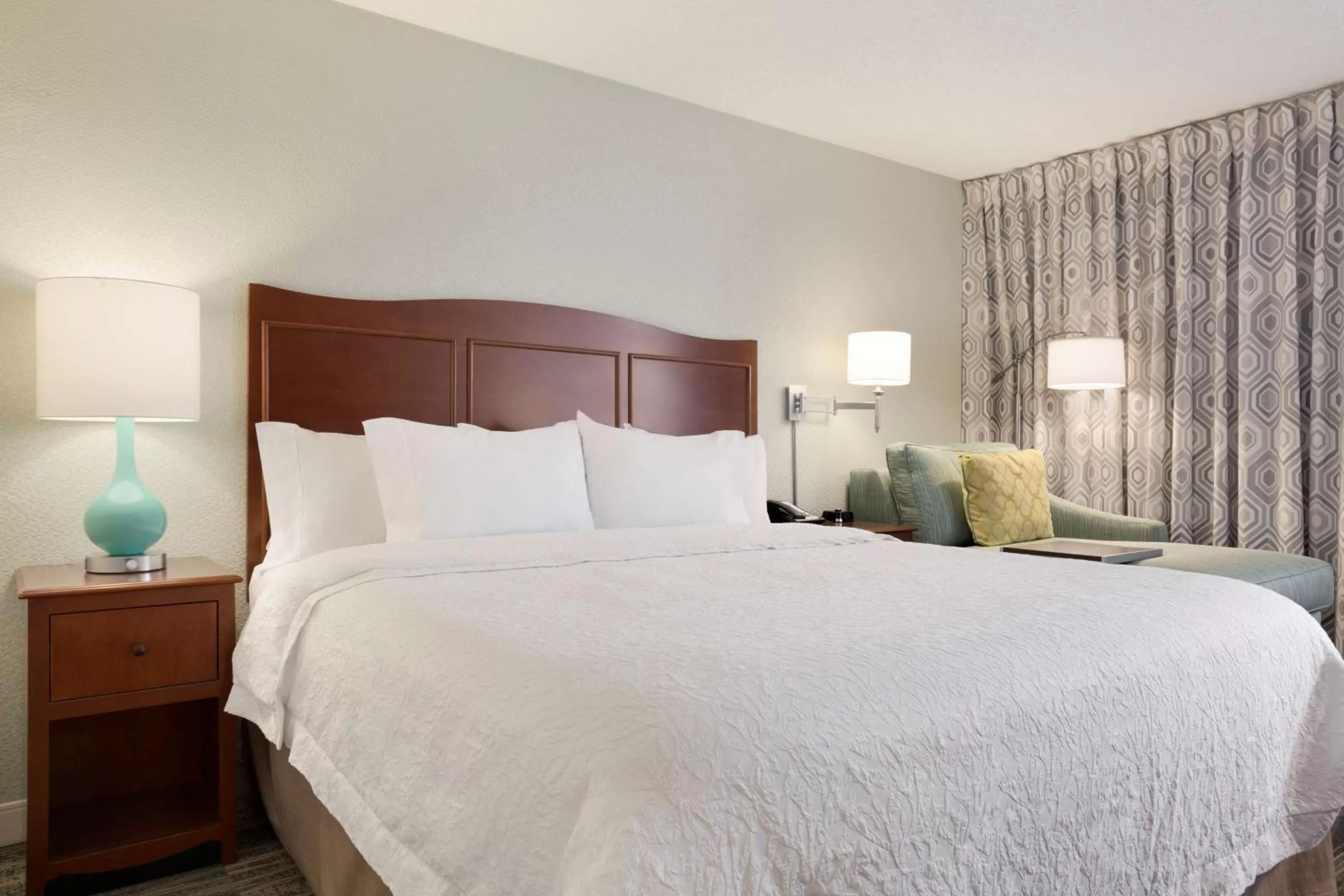 Bed in Hampton Inn Fort Worth Southwest Cityview