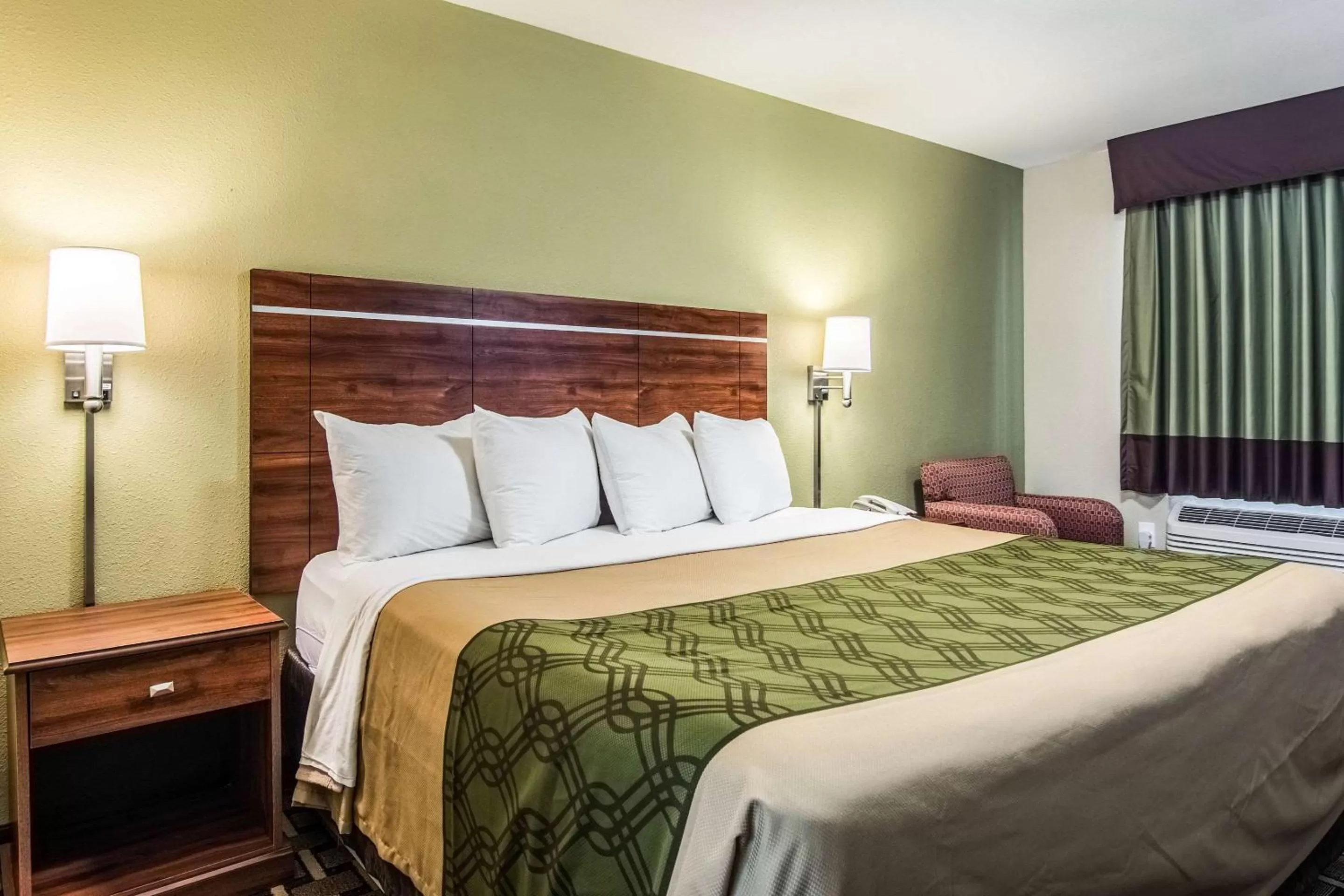 Photo of the whole room, Bed in Econo Lodge Jasper