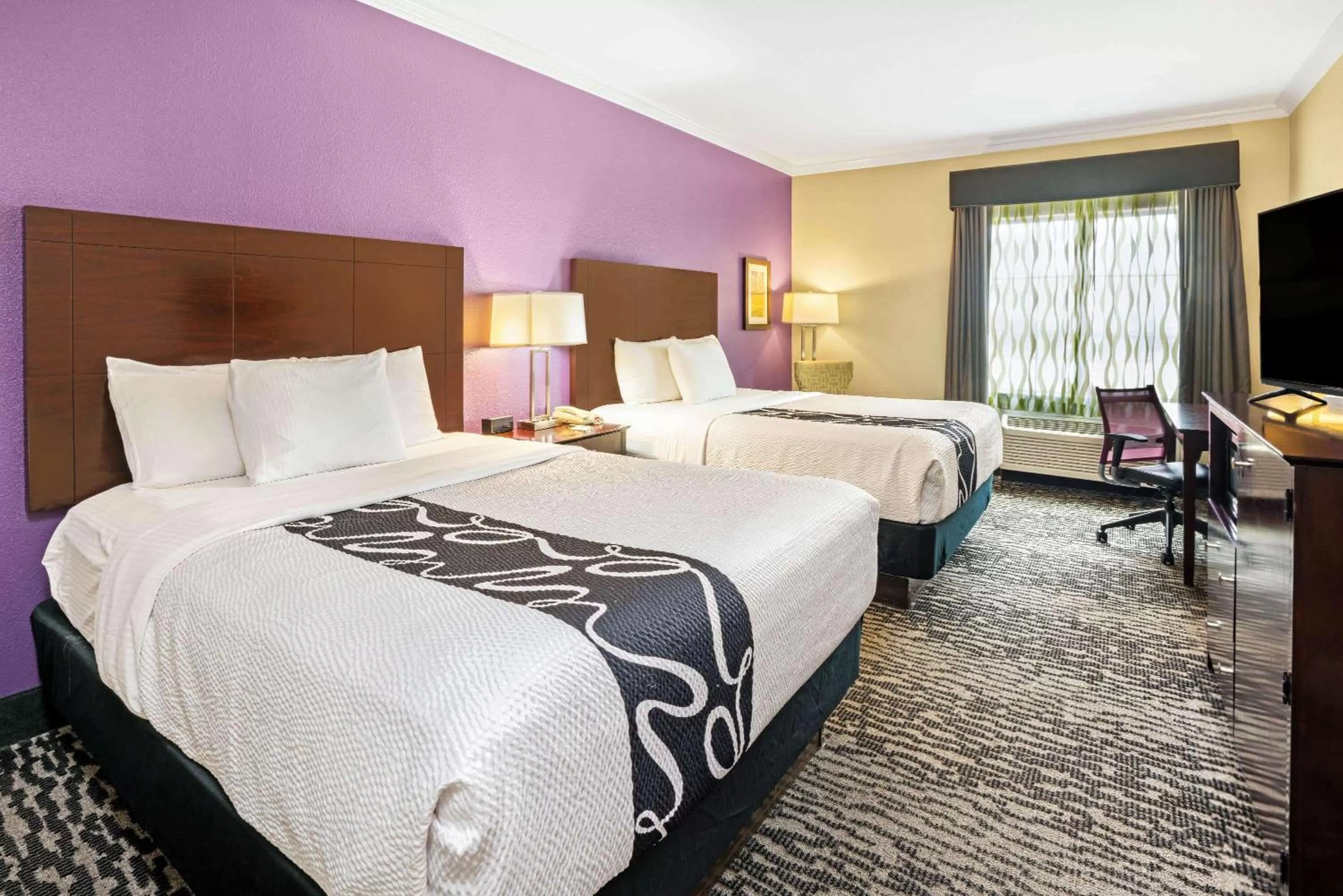 Photo of the whole room, Bed in La Quinta by Wyndham Houston - Magnolia