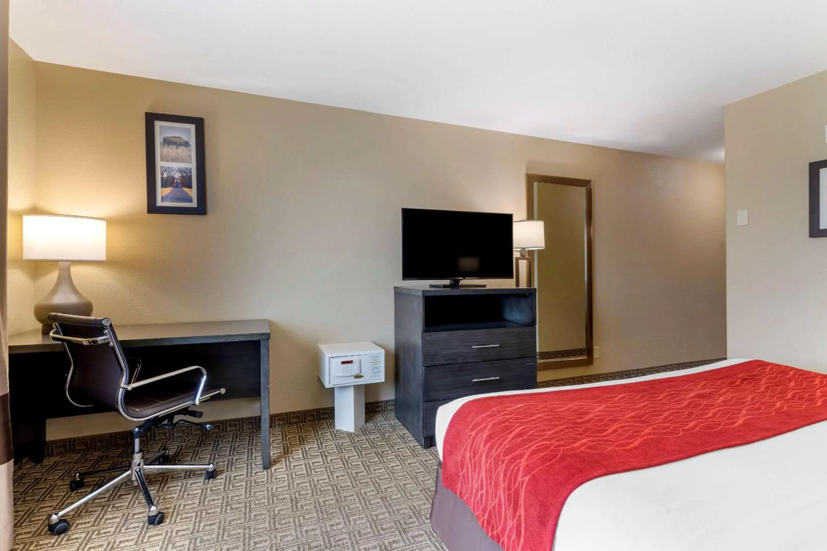 Photo of the whole room, Bed in Comfort Inn & Suites Ponca City near Marland Mansion