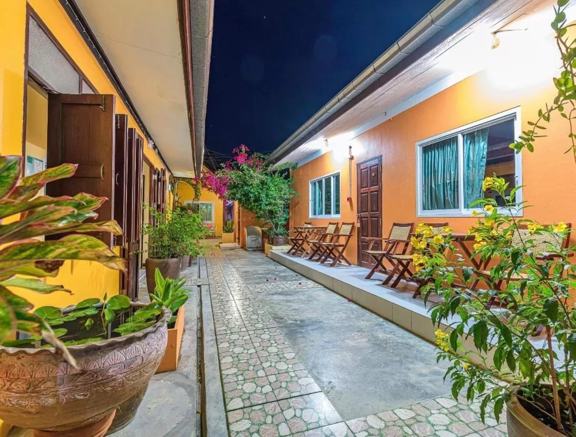 Garden view in MANDARIN LODGE by victor