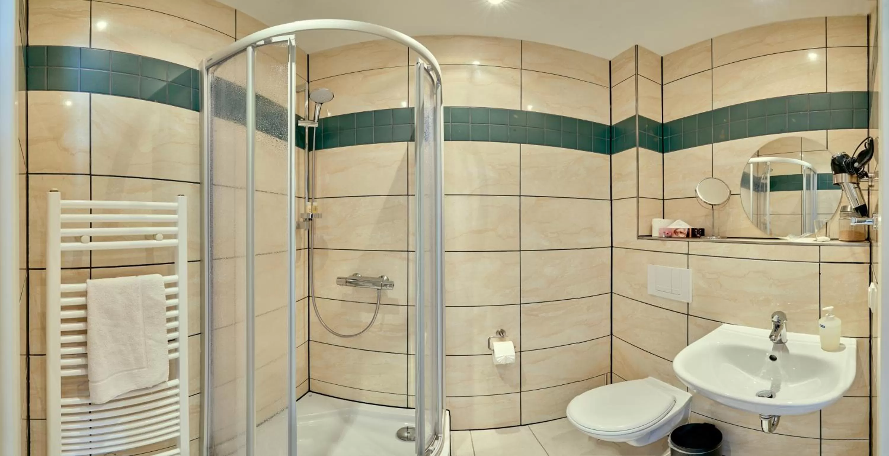 Shower in Hotel Zur alten Stadtkellerei Leipzig