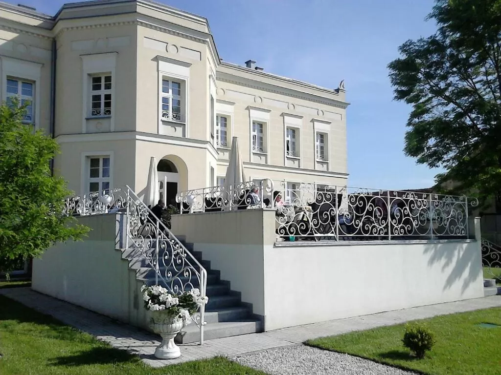 Property building in Hotel SPA Akacjowy Dwór