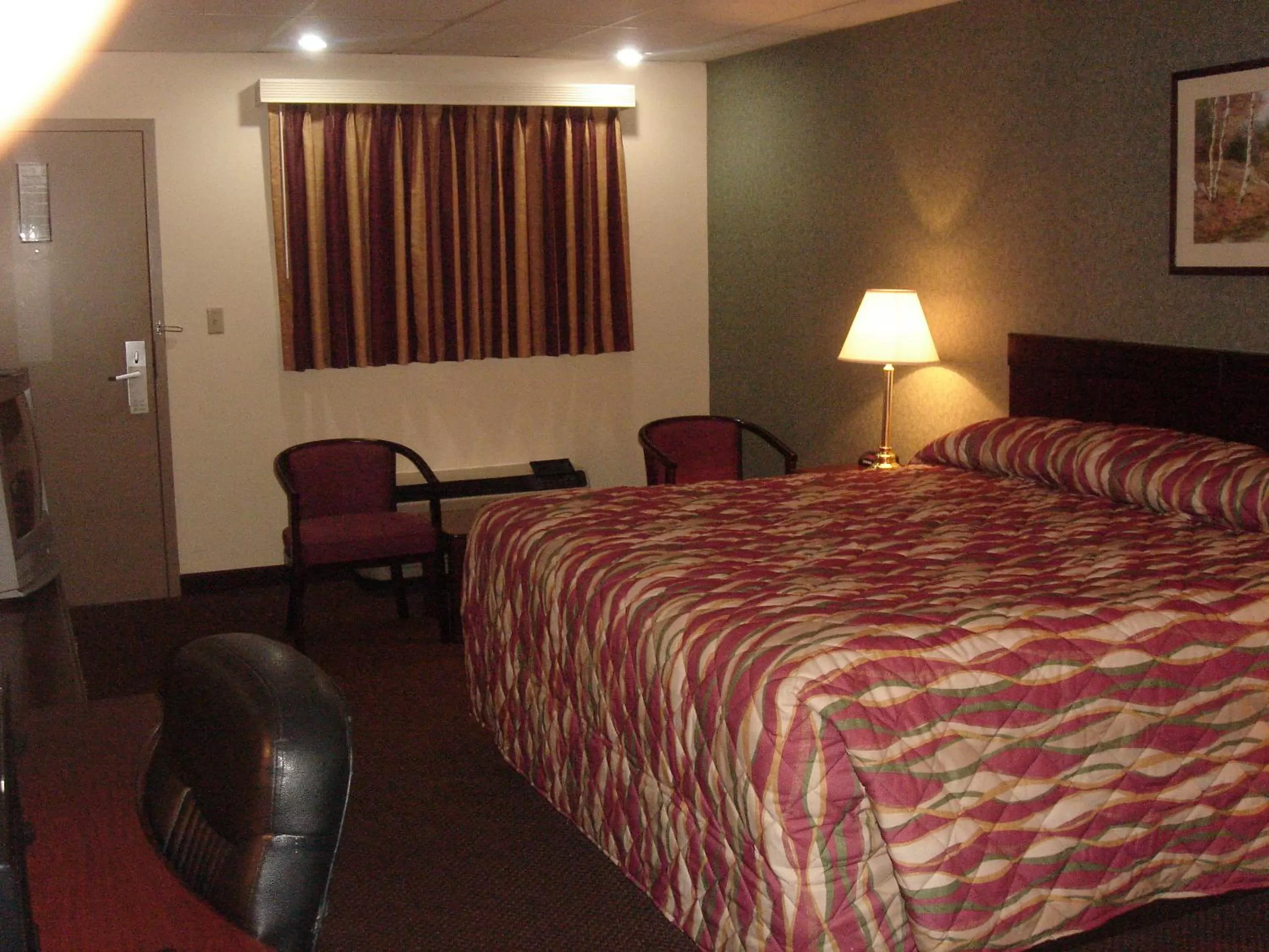 Bedroom, Bed in German Village Inn Motel