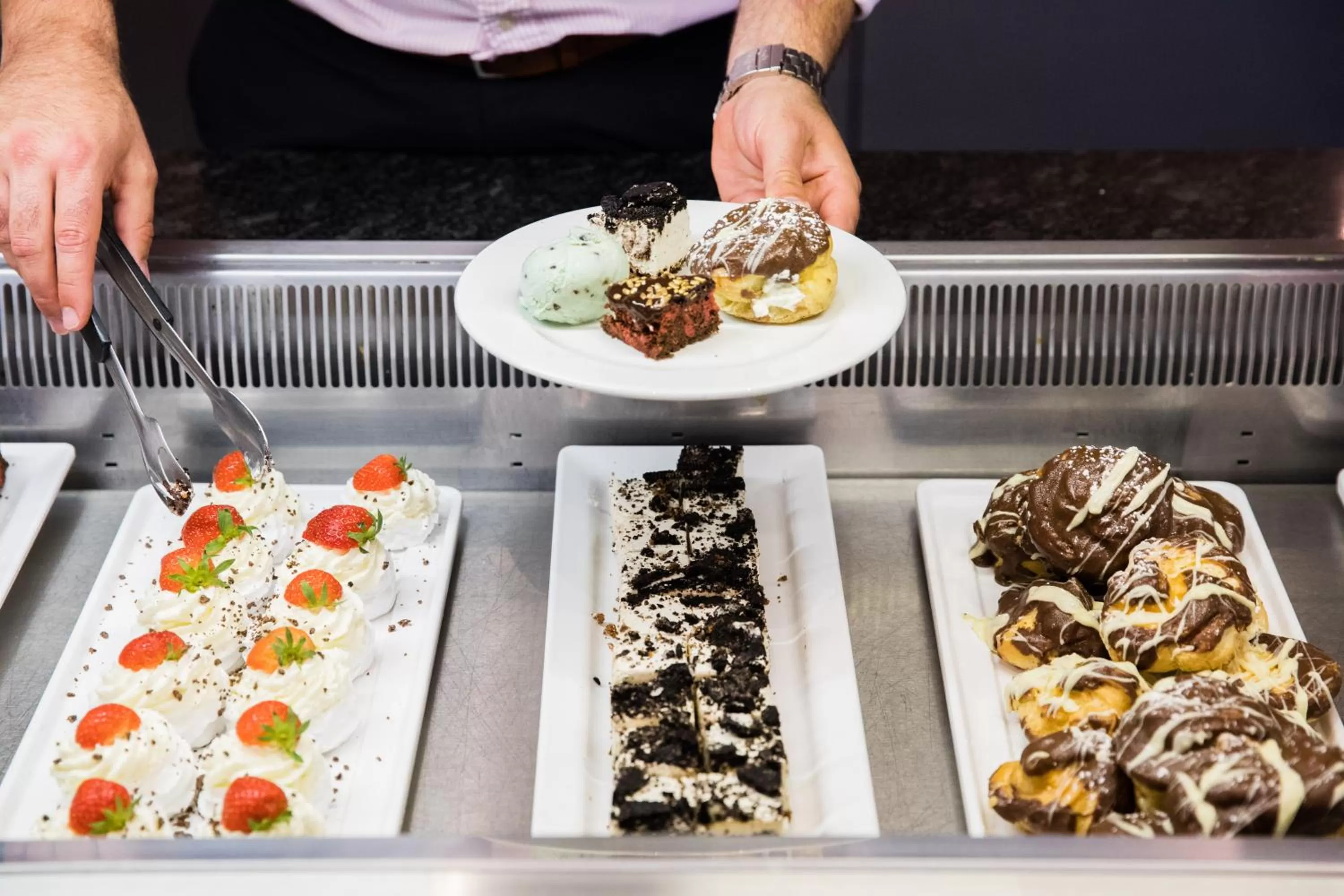 Restaurant/places to eat in Cliffs Hotel