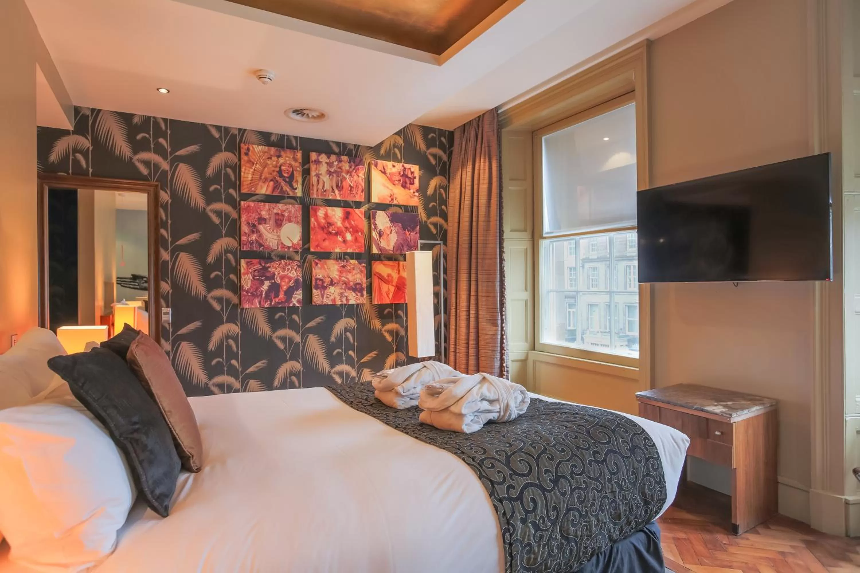 Bedroom, Bed in Le Monde Hotel