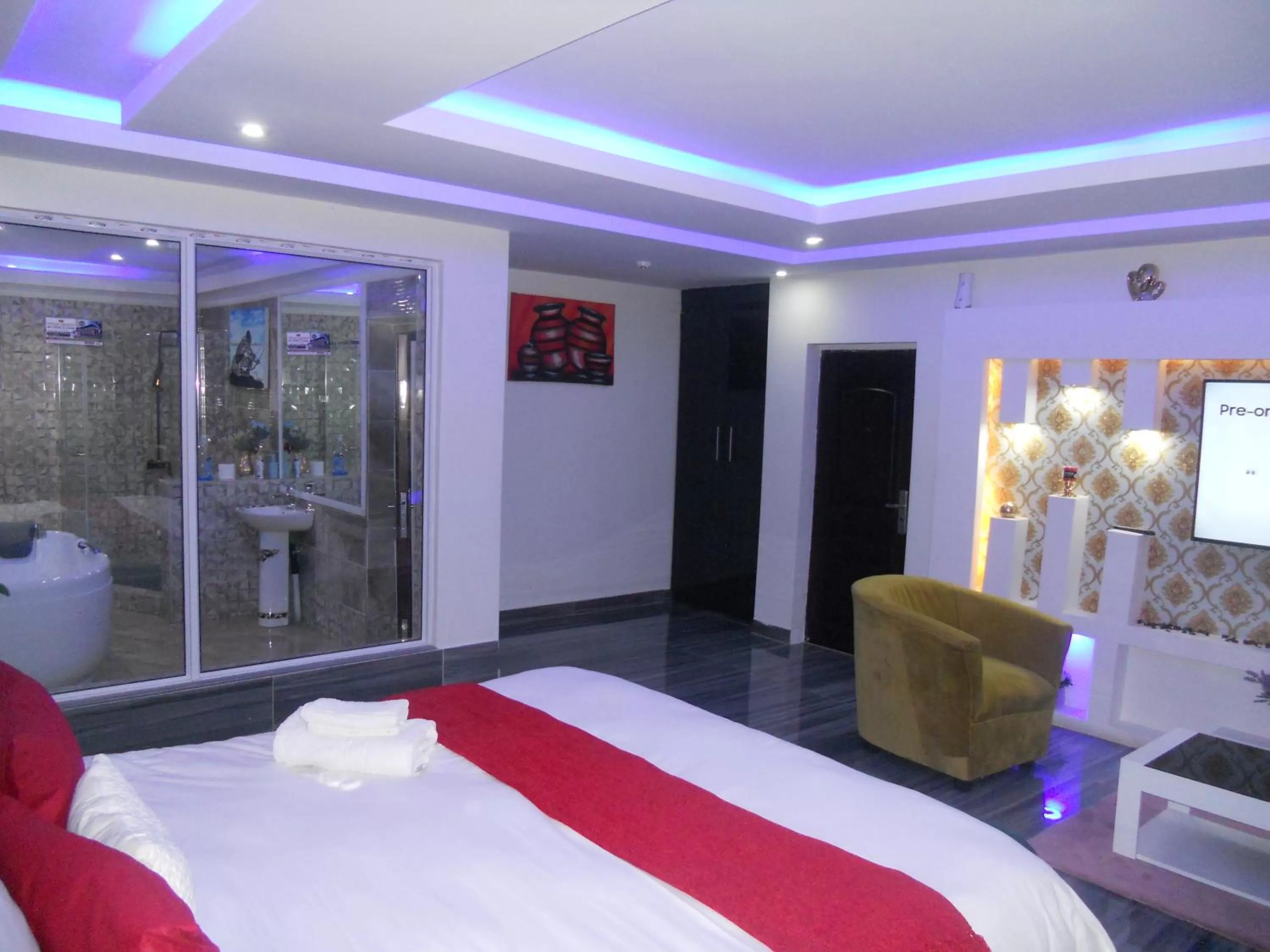 Bedroom, Bed in Gold Crown International Hotel Johannesburg