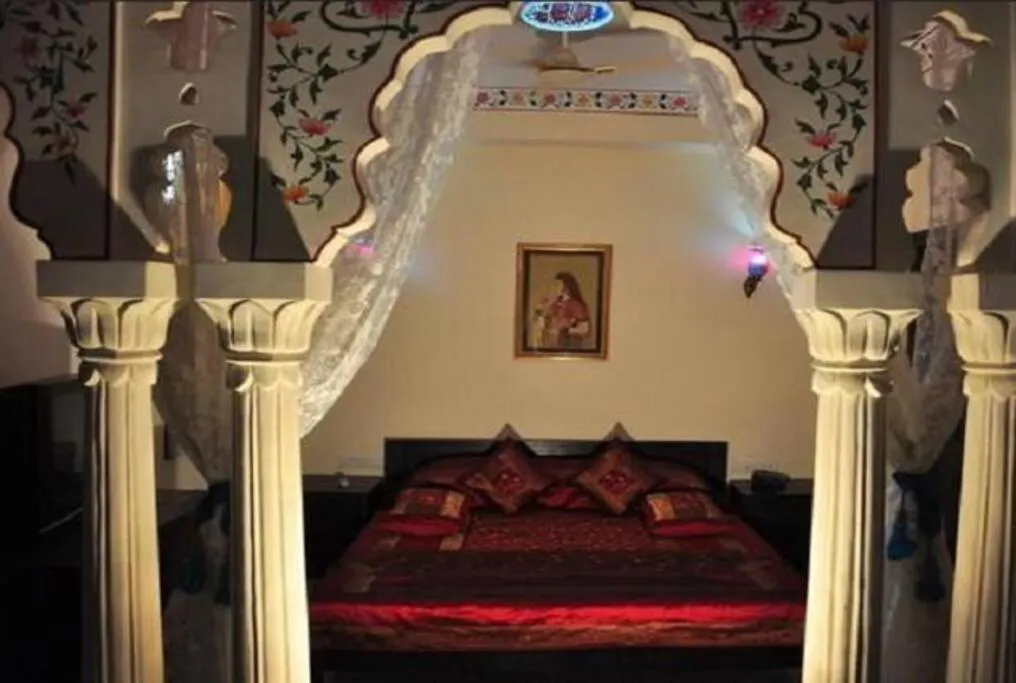 Bed in Rani Mahal Hotel