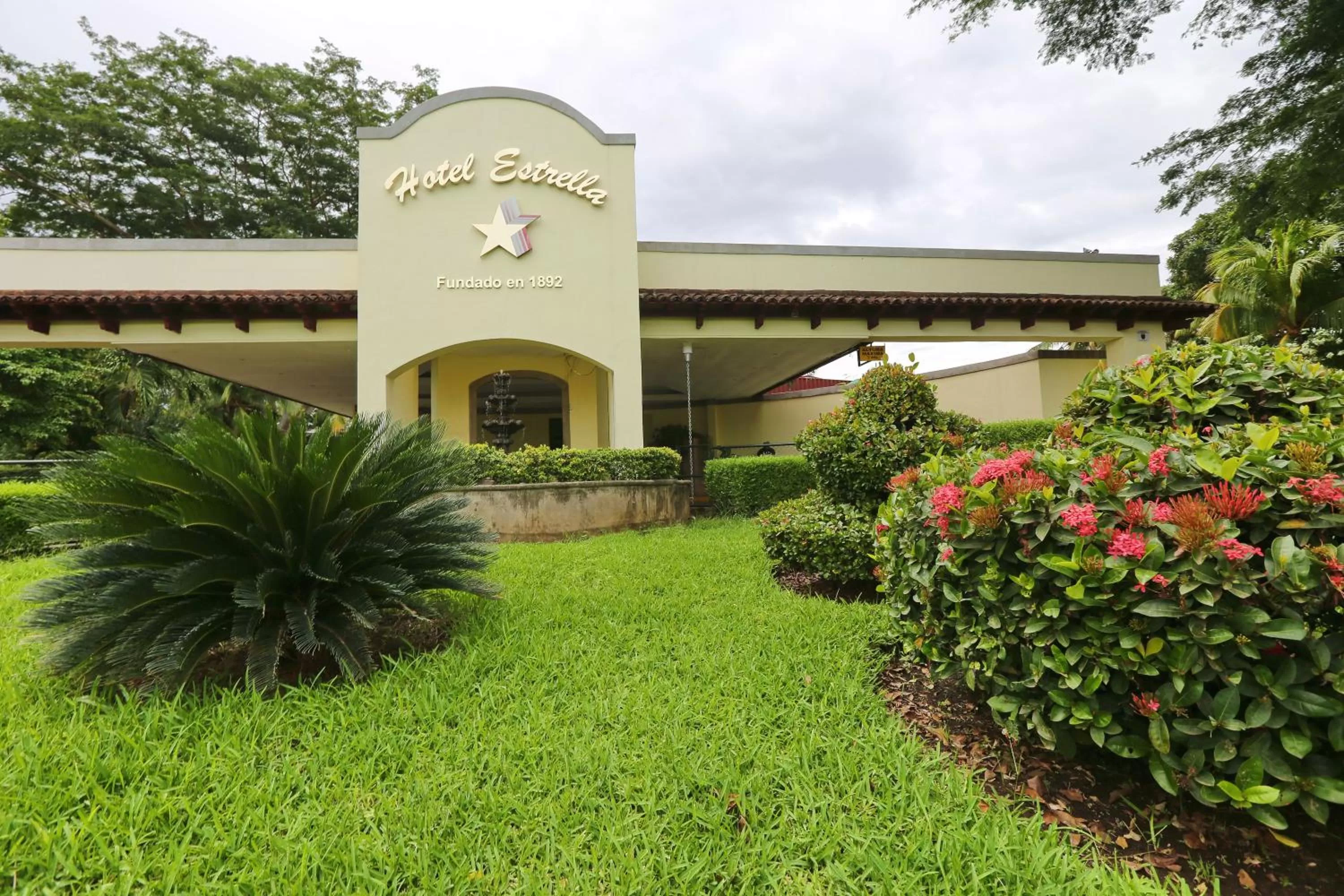 Facade/entrance in Hotel Estrella