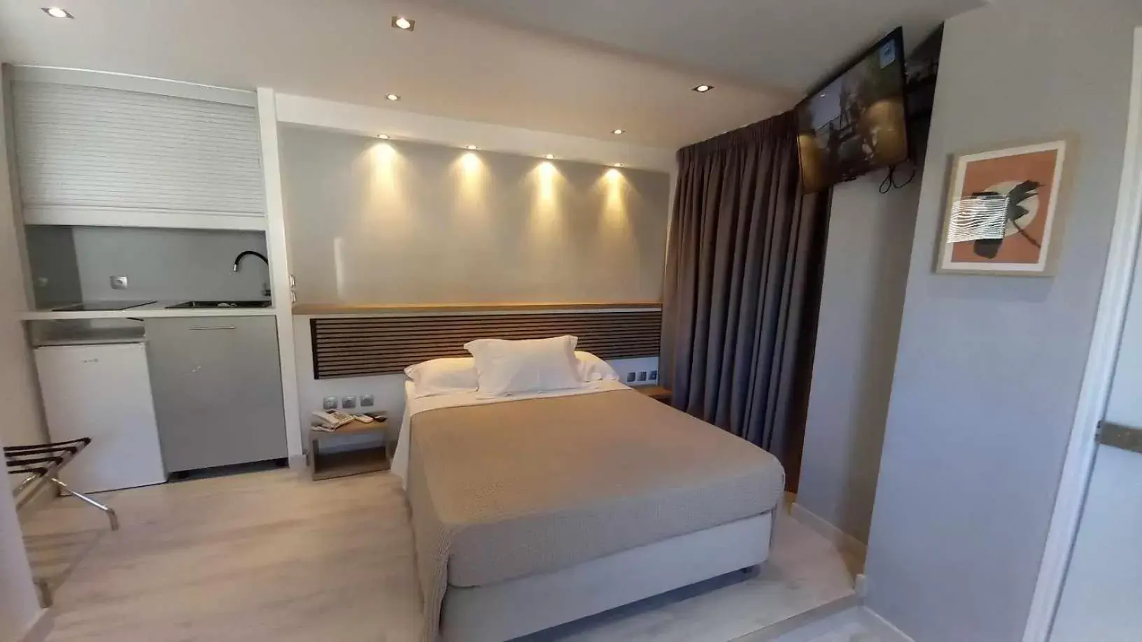 Deluxe Suite with Spa Bath in Alter Athens Deluxe Suite with Spa Bath in Alter Athens