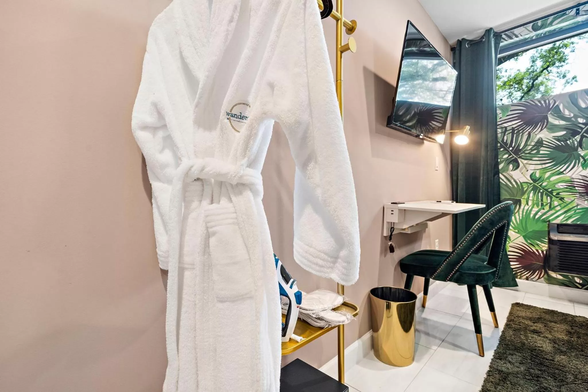 TV and multimedia in Wanderstay Boutique Hotel