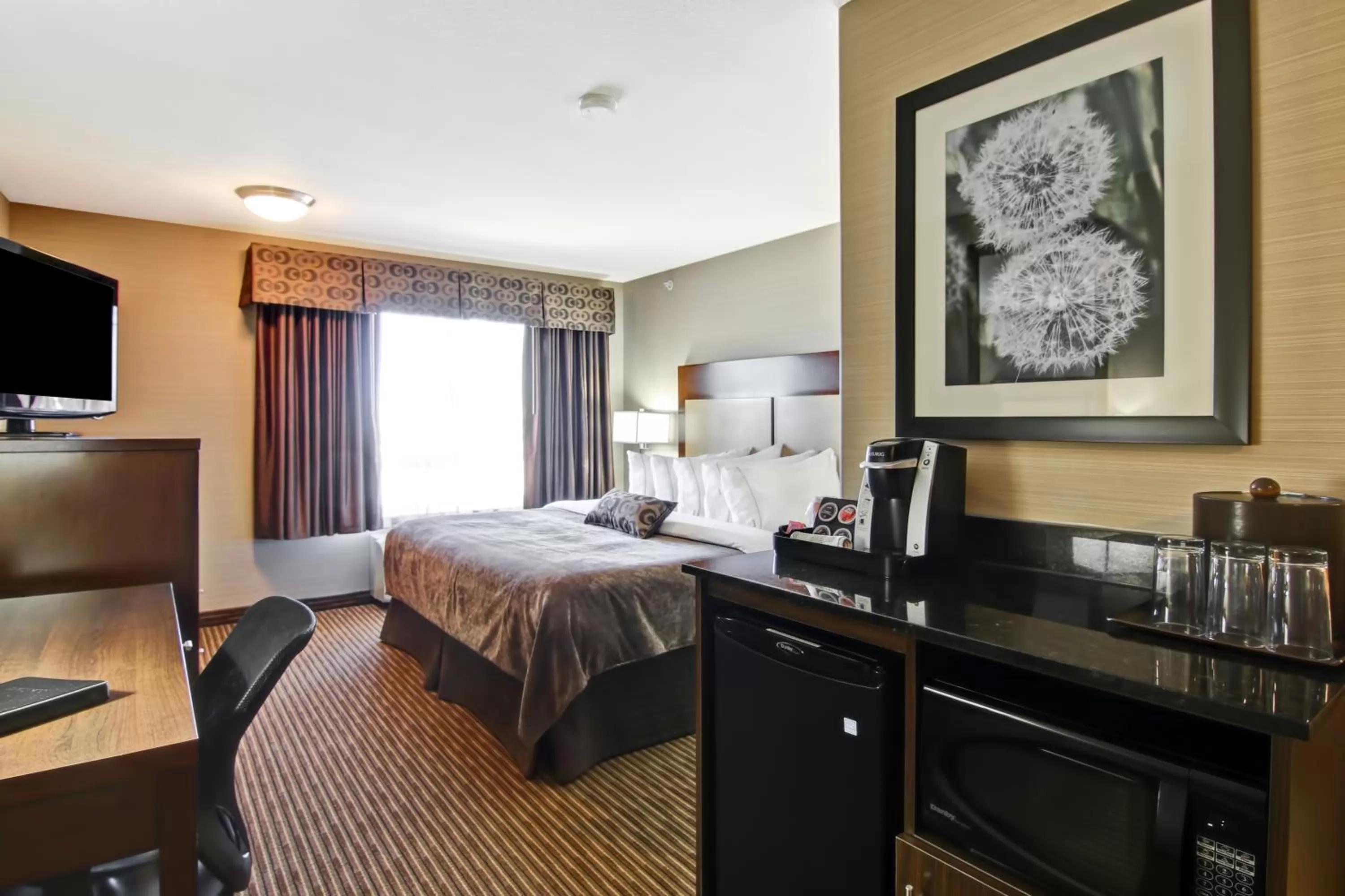 Photo of the whole room, Bed in Canalta Hotel Assiniboia