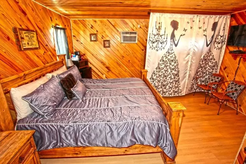 Property building, Bed in Diamonds Old West