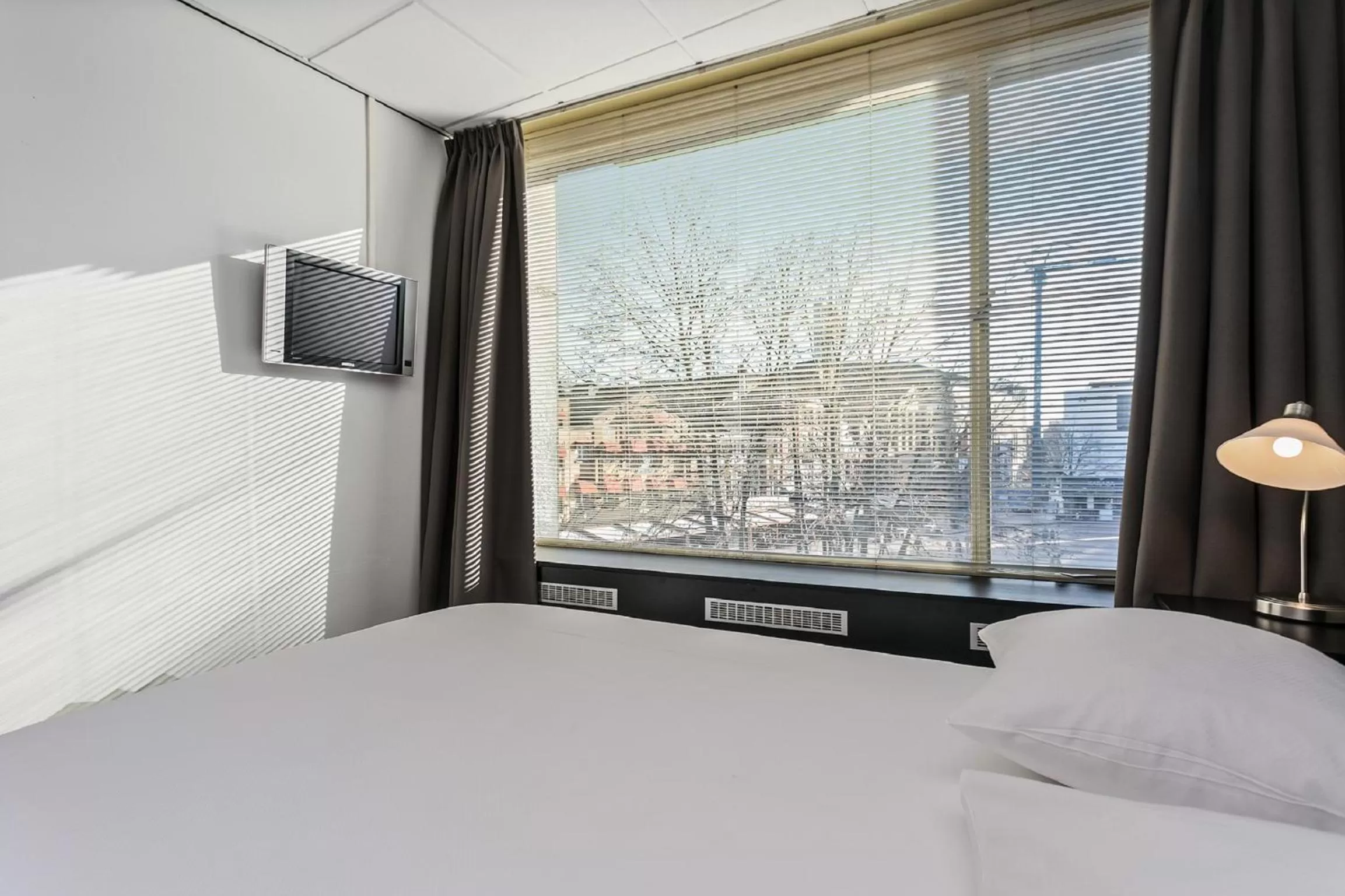 Bedroom, Bed in Crown Inn