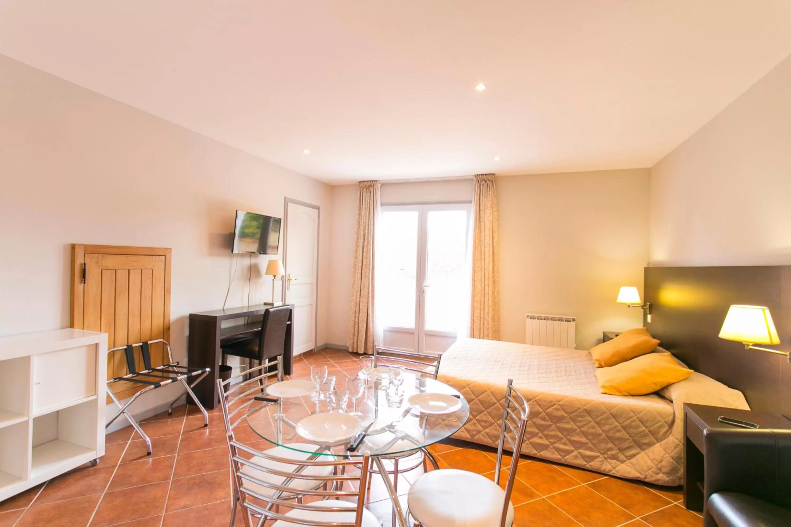 Photo of the whole room in Hôtel Résidence Normandy Country Club by Popinns