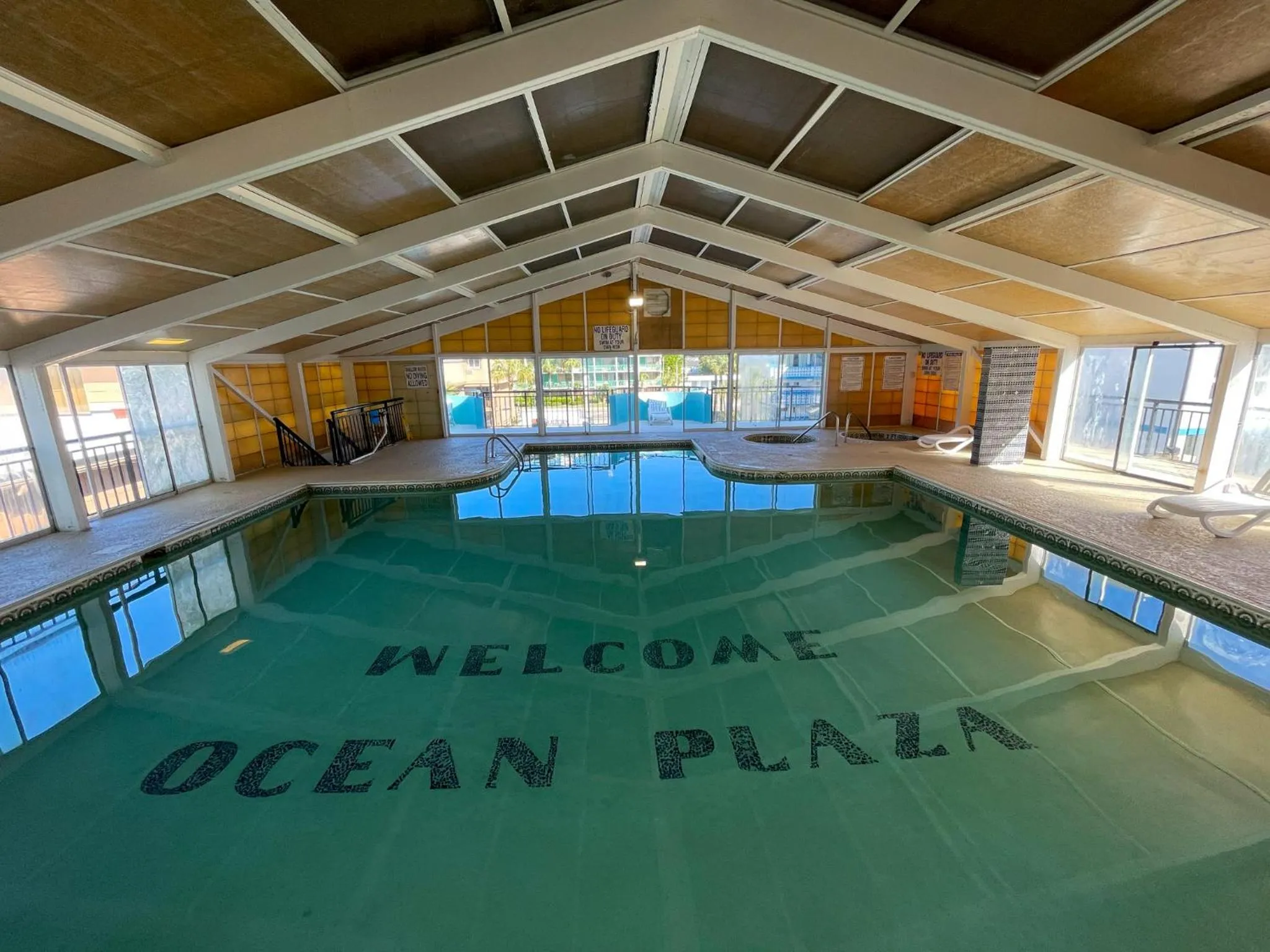 Swimming pool in Ocean Plaza Motel