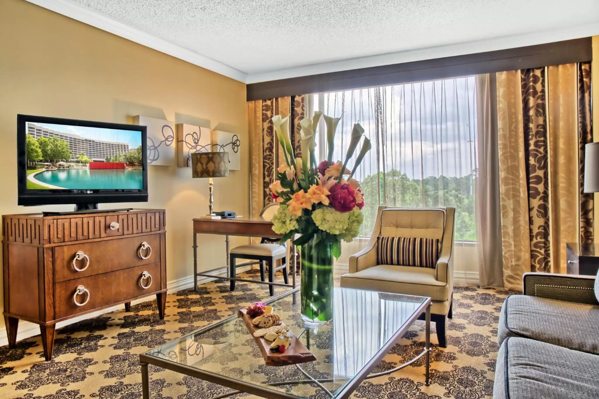 Living room in Omni Houston Hotel