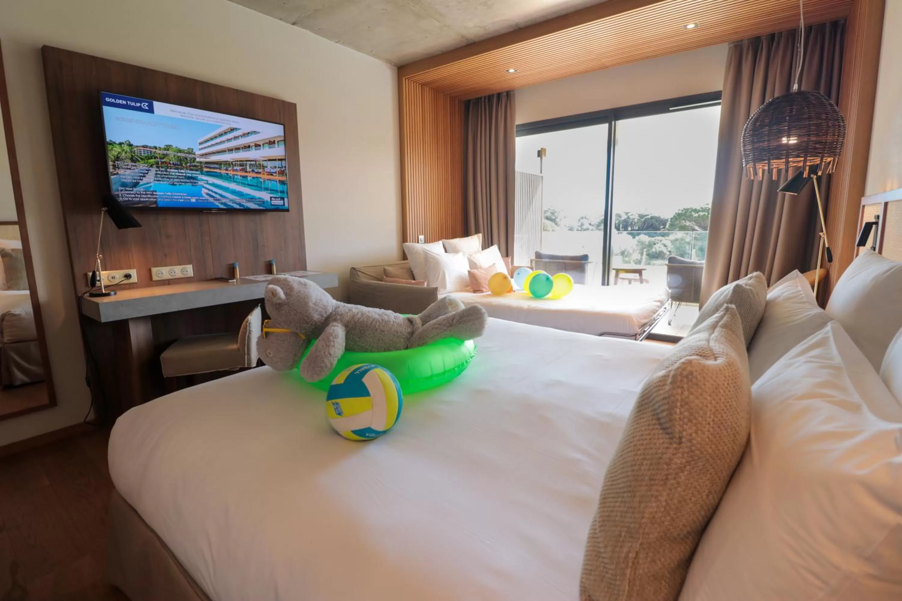 Photo of the whole room, Bed in Golden Tulip Porto-Vecchio