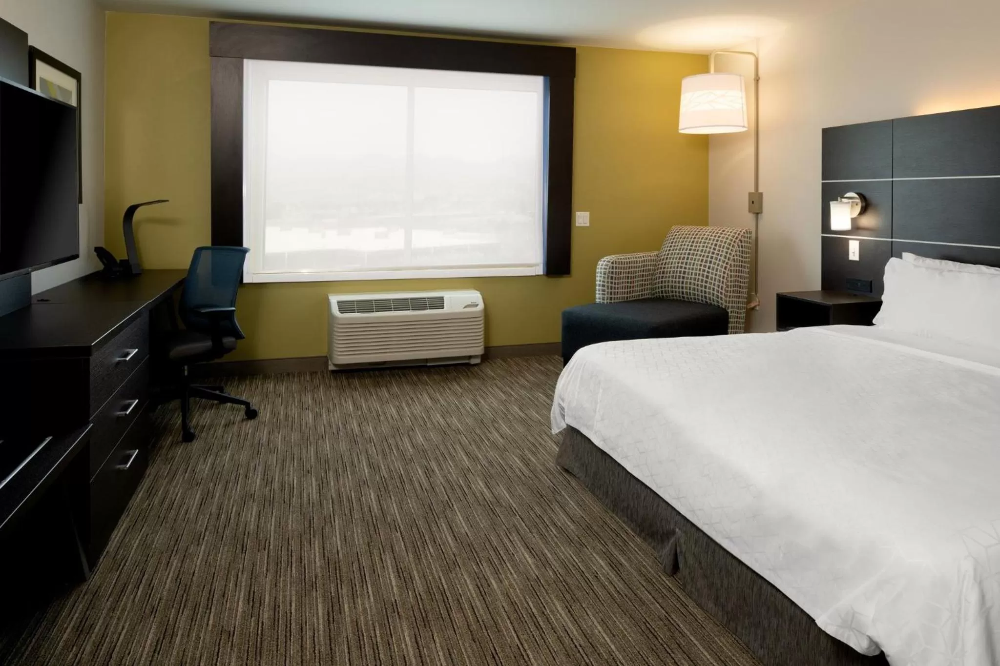 Photo of the whole room, Bed in Holiday Inn Express & Suites - Bullhead City by IHG