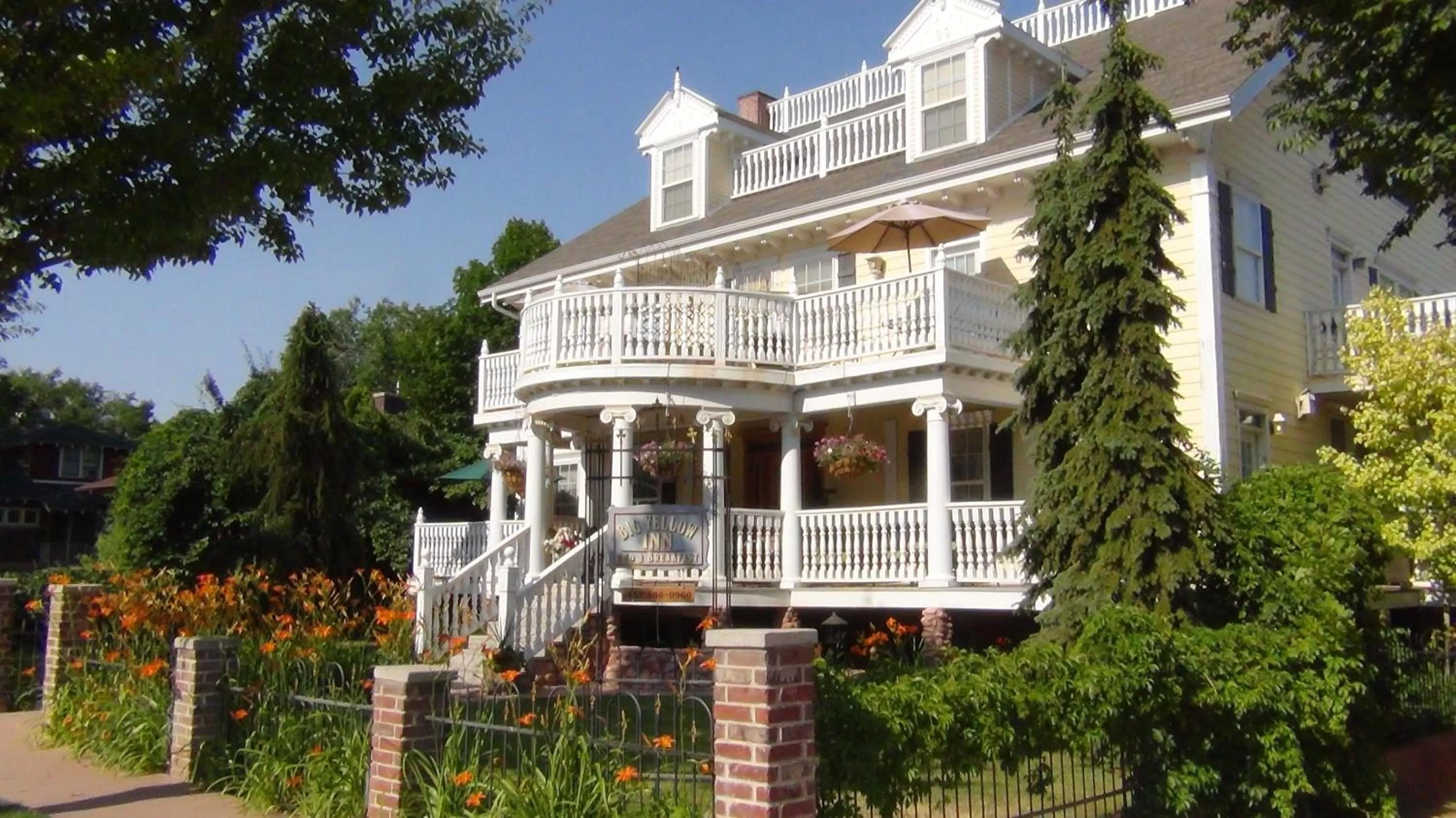 Facade/entrance, Property Building in Big Yellow Inn