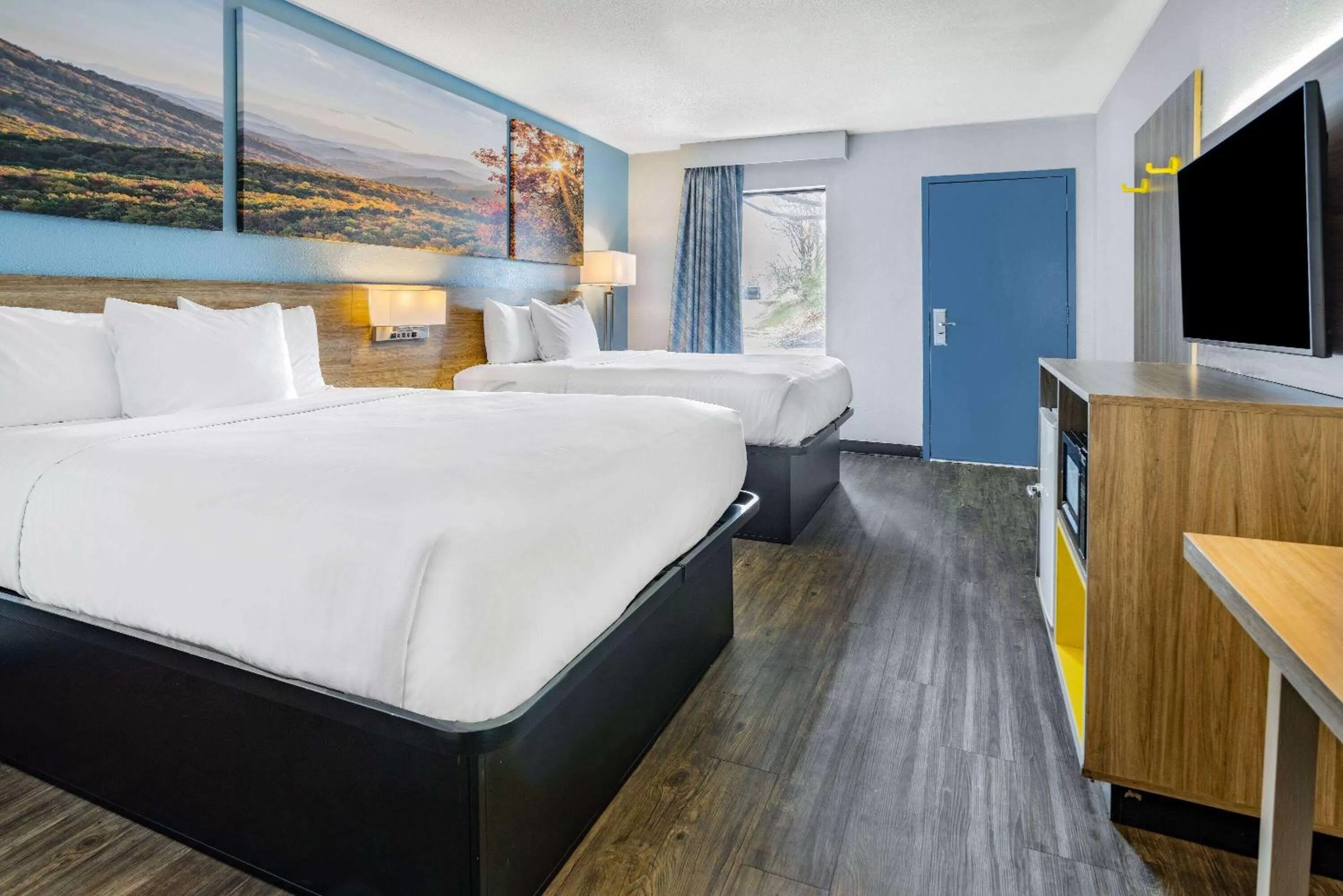 Photo of the whole room, Bed in Days Inn by Wyndham Raleigh Glenwood-Crabtree