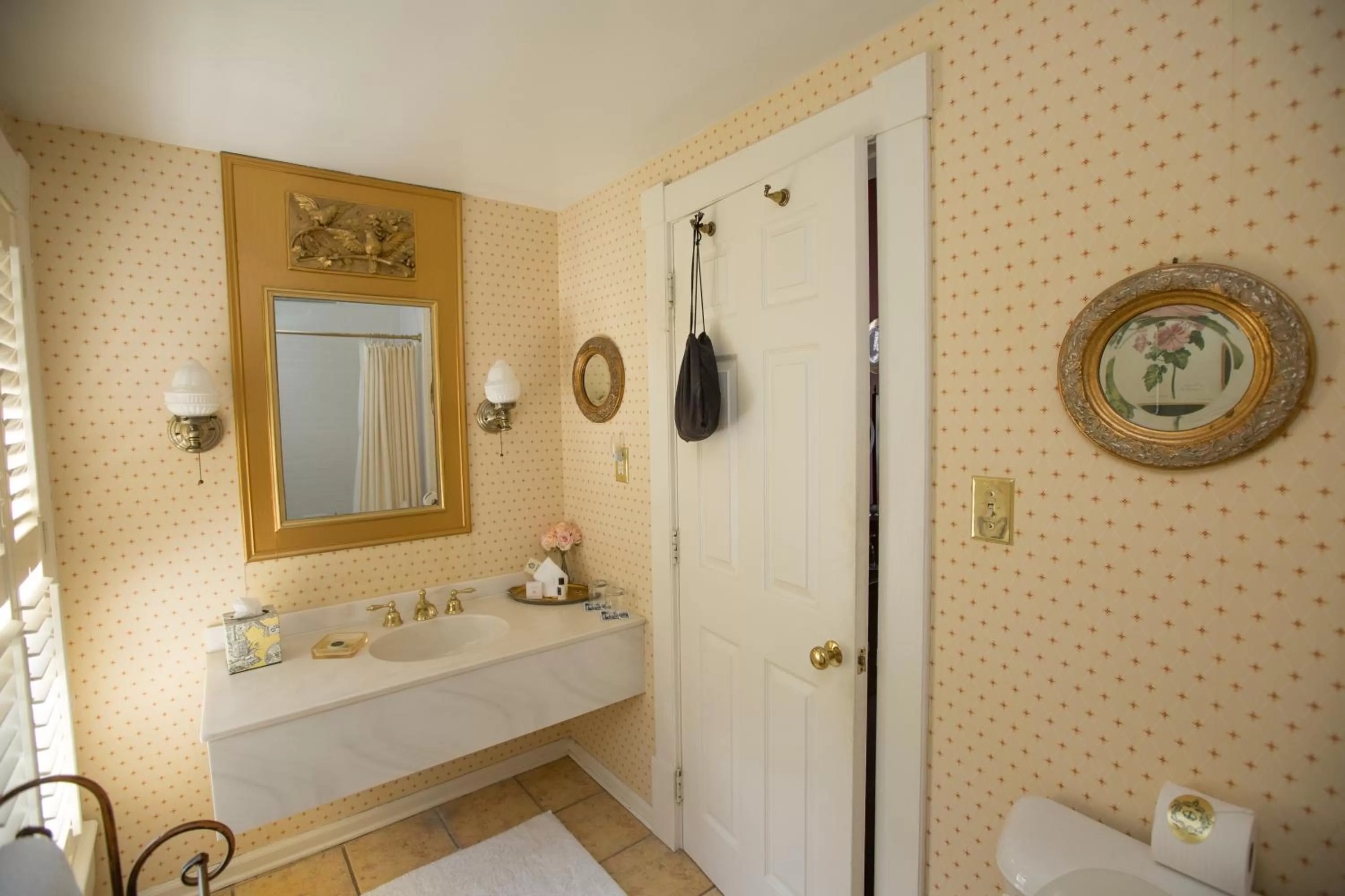 Bathroom in Ballastone Inn