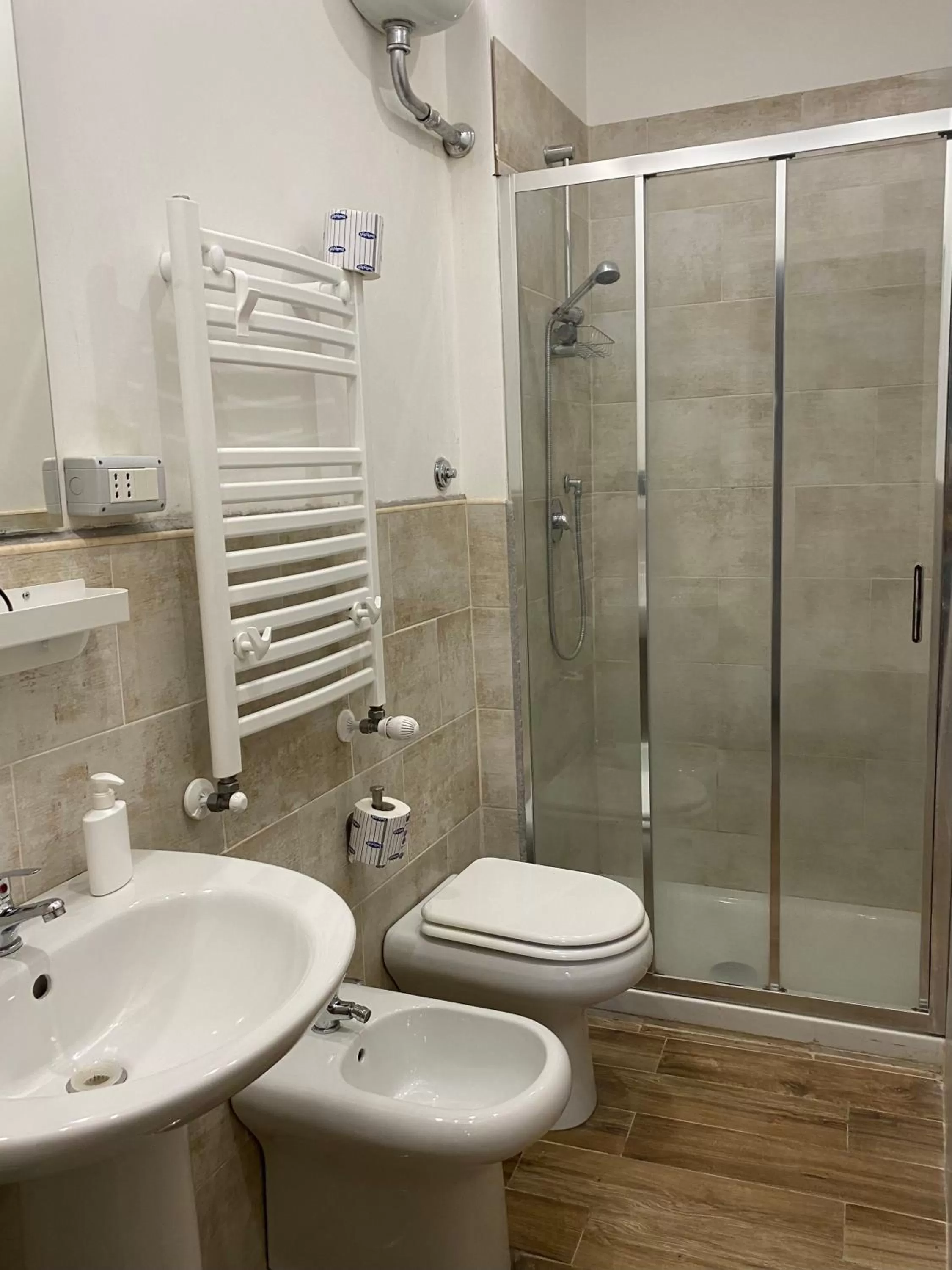 Shower in Hotel Big Bang