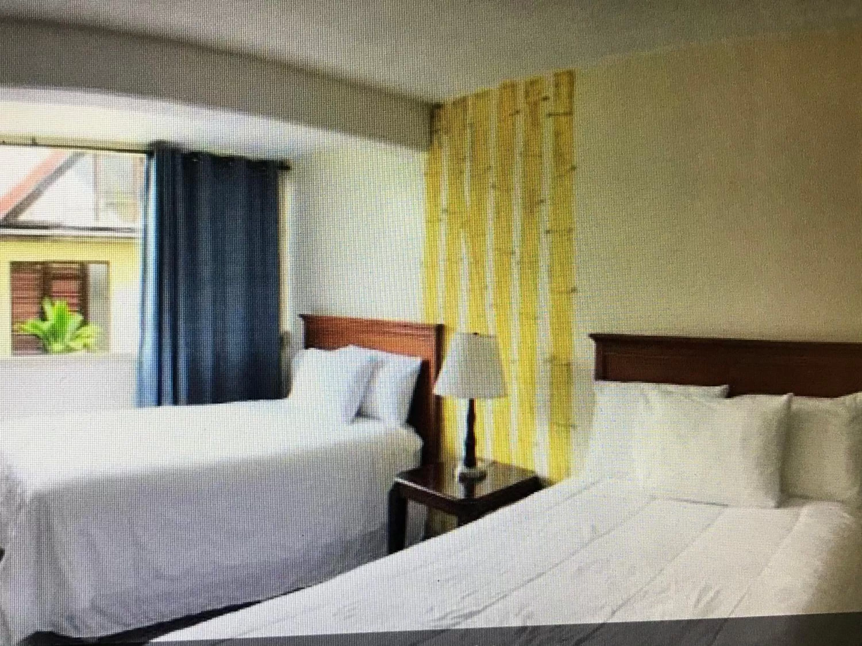 Bed in Hilo Reeds Bay Hotel